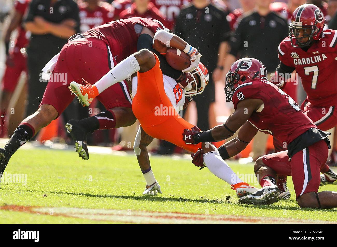 November 28, 2015: Clemson Tigers wide receiver Deon Cain (8) is wrapped up by South Carolina Gamecocks during the rivalry Palmetto Bowl between Clemson and South Carolina at Williams-Brice Stadium in Columbia, SC. (Photo by Jim Dedmon/Icon Sportswire) (Icon Sportswire via AP Images) Banque D'Images
