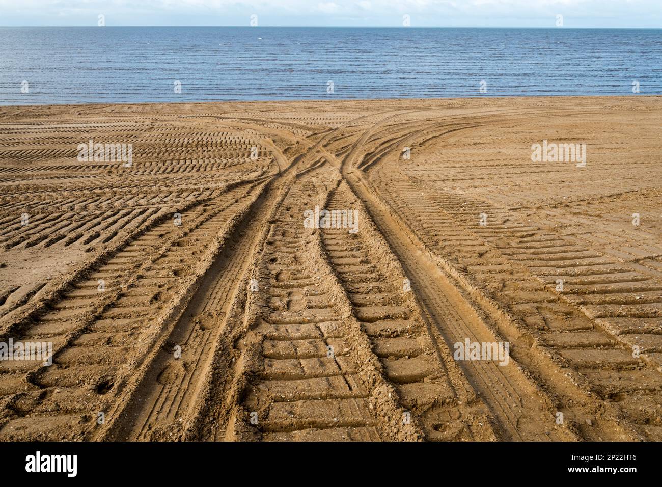 Traces de pneus des travaux de restauration du littoral sur la rive du Wash à la plage de Snettisham, Norfolk. Banque D'Images