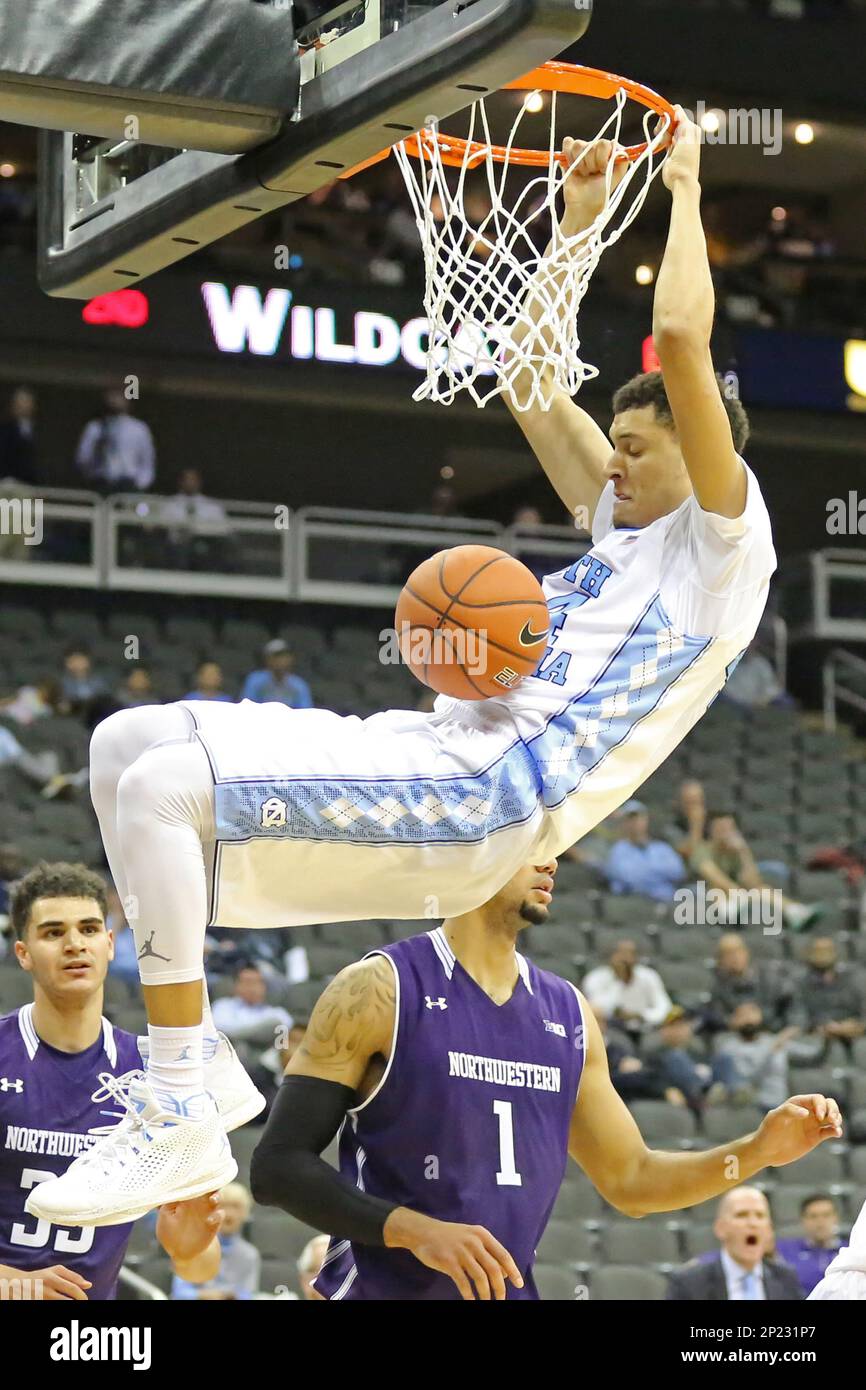 23 November 2015: North Carolina Tar Heels forward Justin Jackson (44) finishes with the dunk in the semifinals of the CBE Hall of Fame classic between the Northwestern Wildcats and North Carolina Tar Heels at Sprint Center in Kansas City, MO. (Photo by Scott Winters/ICON Sportswire) (Icon Sportswire via AP Images) Banque D'Images