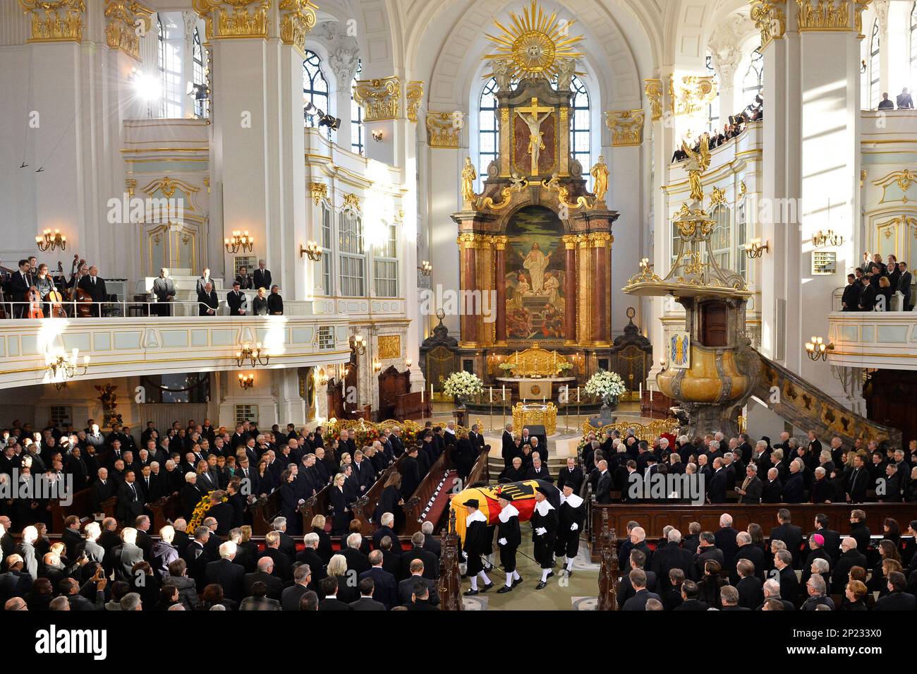 The coffin of late former West German chancellor Helmut Schmidt is carried out of St. Michael's Church during the memorial service for late German Chancellor Helmut Schmidt in Hamburg, northern Germany, Monday, Nov. 23, 2015. Schmidt died Nov. 10, 2015. He was 96. (Tobias Schwarz/Pool Photo via AP) Banque D'Images