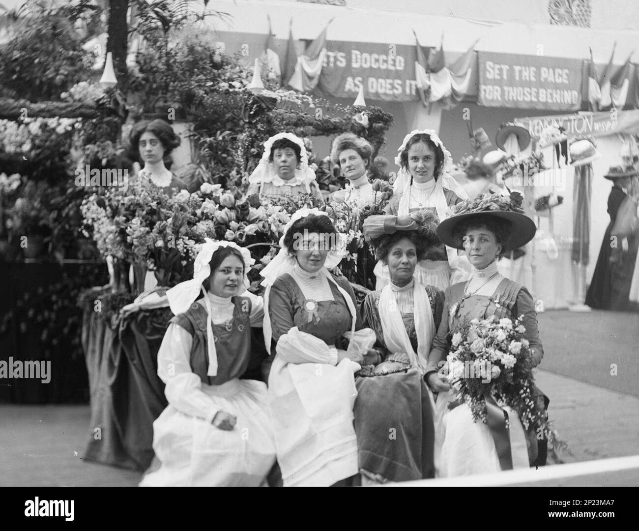 Christina Broom - leader de la suffragette Emmeline Pankhurst (première rangée, troisième à partir de la gauche), au stand de fleurs de l'exposition Womens, Londres - mai 1909 Banque D'Images