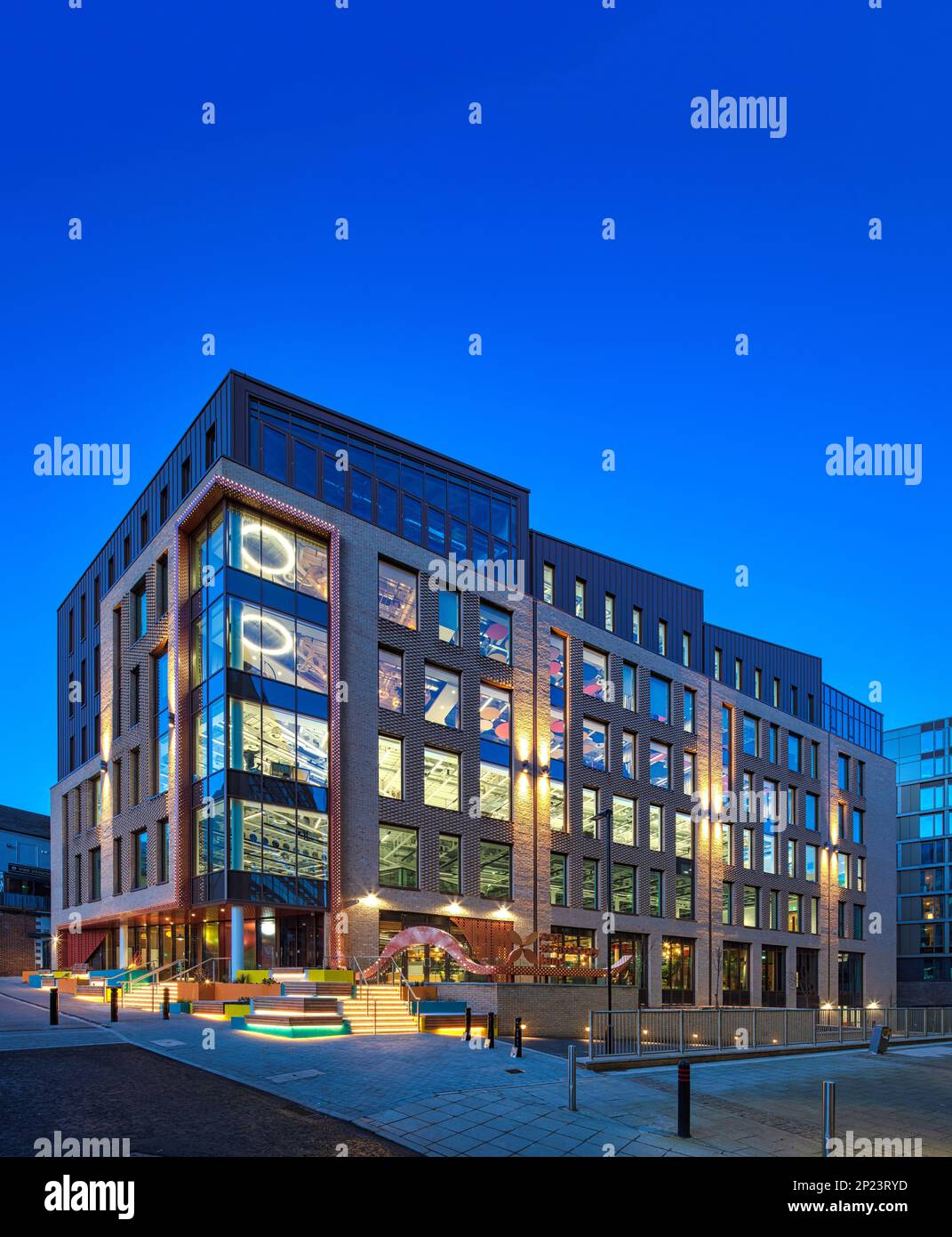 Vue architecturale externe au crépuscule sur One Strawberry Lane, Newcastle upon Tyne, avec le bâtiment éclairé à l'intérieur et éclairage extérieur Banque D'Images