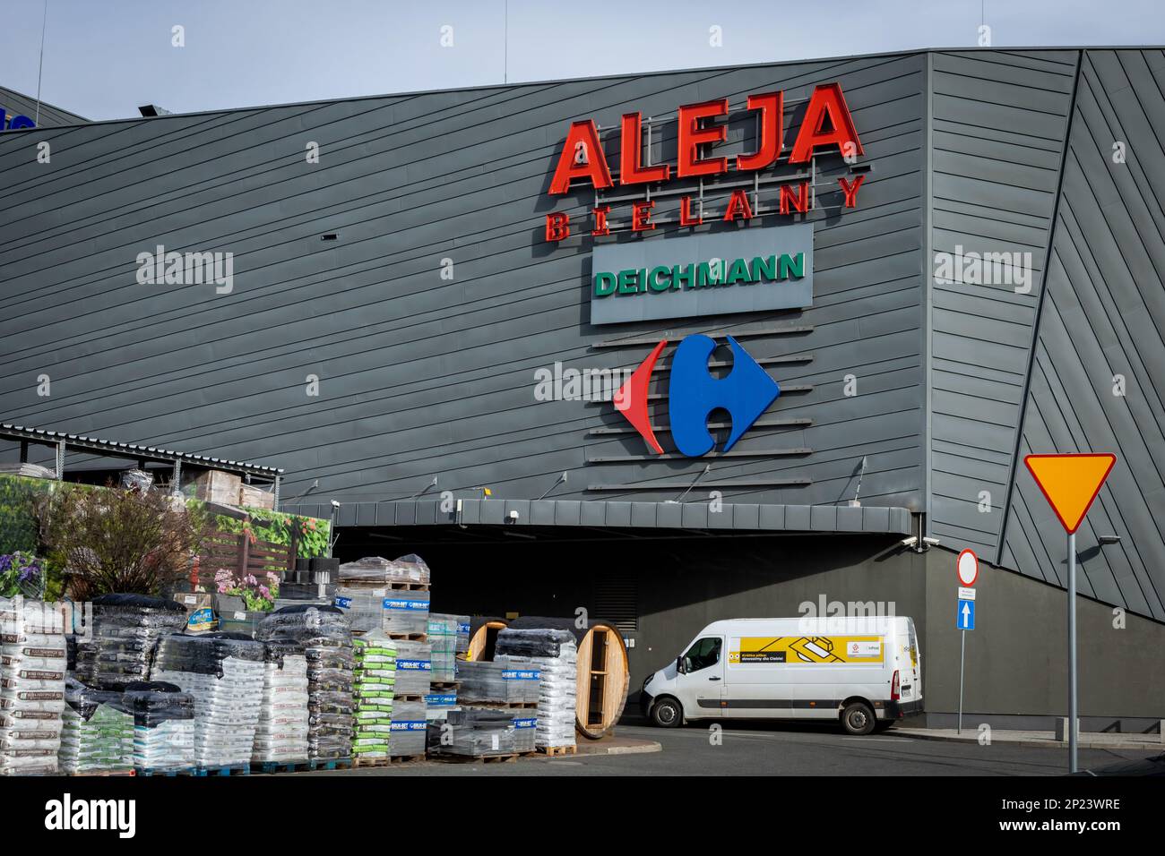Wroclaw, Pologne - 20 février 2023: Aleja Bielany centre commercial bâtiment. Banque D'Images