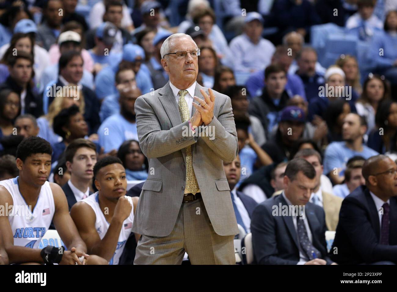 15 November 2015: UNC head coach Roy Williams. The University of North Carolina Tar Heels hosted the Fairfield University Stags at the Dean E. Smith Center in Chapel Hill, North Carolina in a 2015-16 NCAA Division I Men's Basketball game. UNC won the game 92-65. (Photograph by Andy Mead/YCJ/Icon Sportswire) (Icon Sportswire via AP Images) Banque D'Images