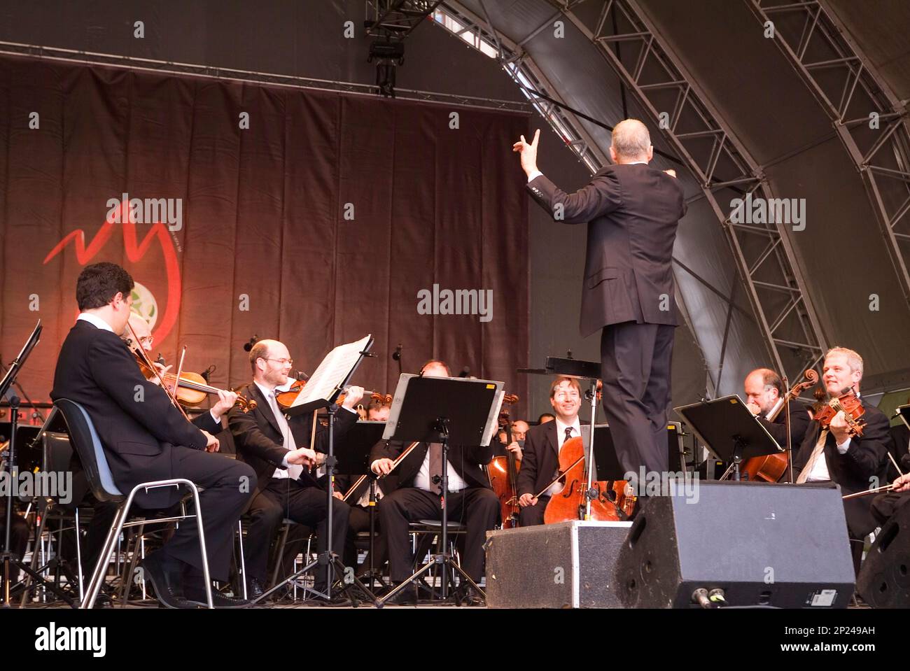 Vienne, Autriche. 08 juin 2008. Concert de l'Orchestre symphonique de Vienne à l'occasion du Championnat d'Europe de football 2008 à la Rathausplatz à Vienne Banque D'Images