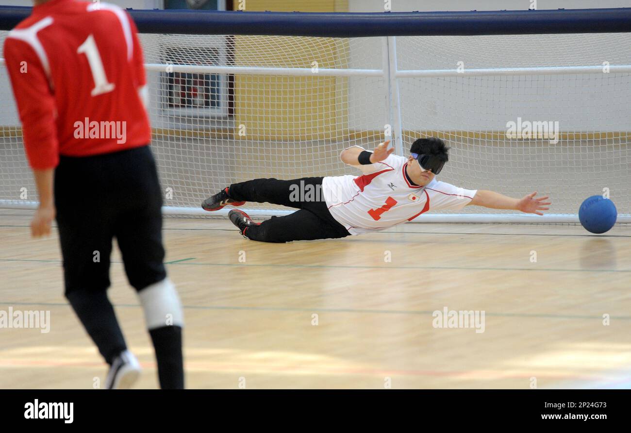 Japan's Yoshu Nobusawa saves a shoot during the men's goalball match against Iran at the 2015 International Blind Sports Federation (IBSA) Asia Pacific Goalball Championships in Hangzhou in east China's Zhejiang province on Tuesday, Nov. 10, 2015. Iran won the match in 7-4.(Photo By Zhou Ming/Color China Photo/AP Images) Banque D'Images