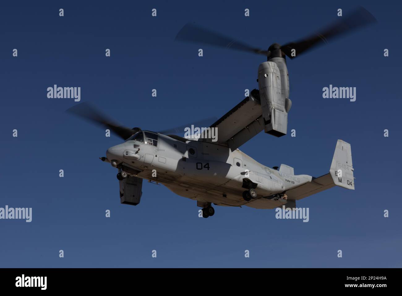 ÉTATS-UNIS Marines, avec le Marine Medium Tiltrotor Squadron (VMM) 261, mène une formation à l'atterrissage à visibilité réduite près de la station aérienne du corps des Marines Yuma, en Arizona, le 12 janvier 2023. VMM-261 a été formé pour soutenir les unités Marine Ground au cours de l'exercice de formation sur les niveaux de service 2-23, une série d'exercices conçus pour préparer Marines aux opérations dans le monde entier. VMM-261 est une unité subordonnée de la 2nd Marine Aircraft Wing, l'élément de combat aérien de la II Marine Expeditionary Force. Banque D'Images