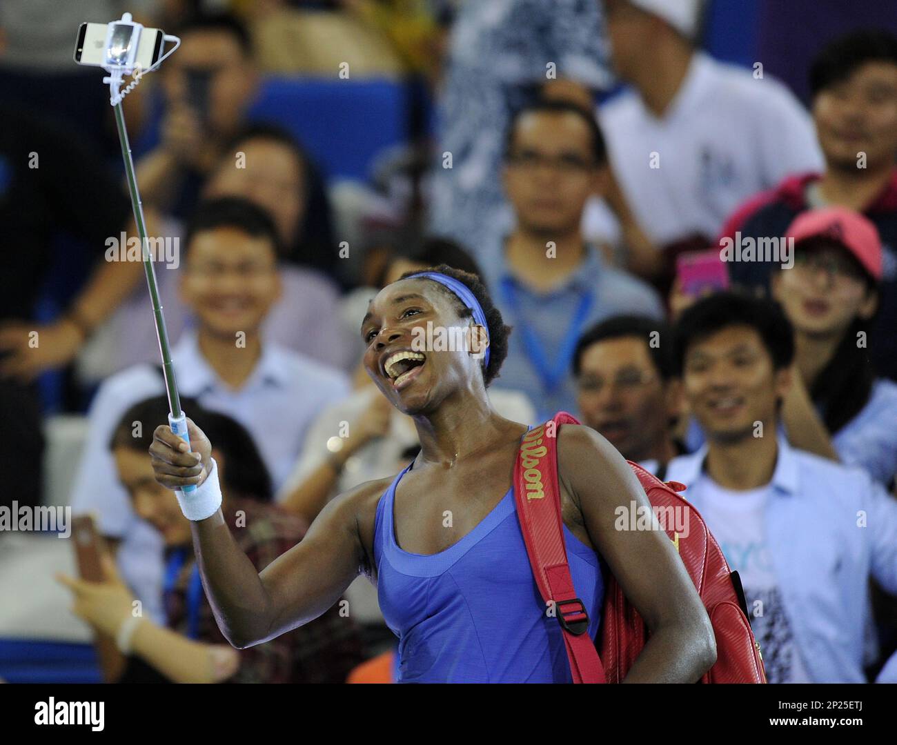 Venus Williams of USA takes a selfie with Chinese fans after winning her tennis match against Zheng Saisai of China at the 2015 WTA Elite Trophy in Zhuhai in south China's Guangdong province on Thursday, Nov. 5, 2015. Venus Williams defeated Zheng Saisai in 4-6, 6-1, 6-1.(Photo By Fang Yingzhong/Color China Photo/AP Images) Banque D'Images