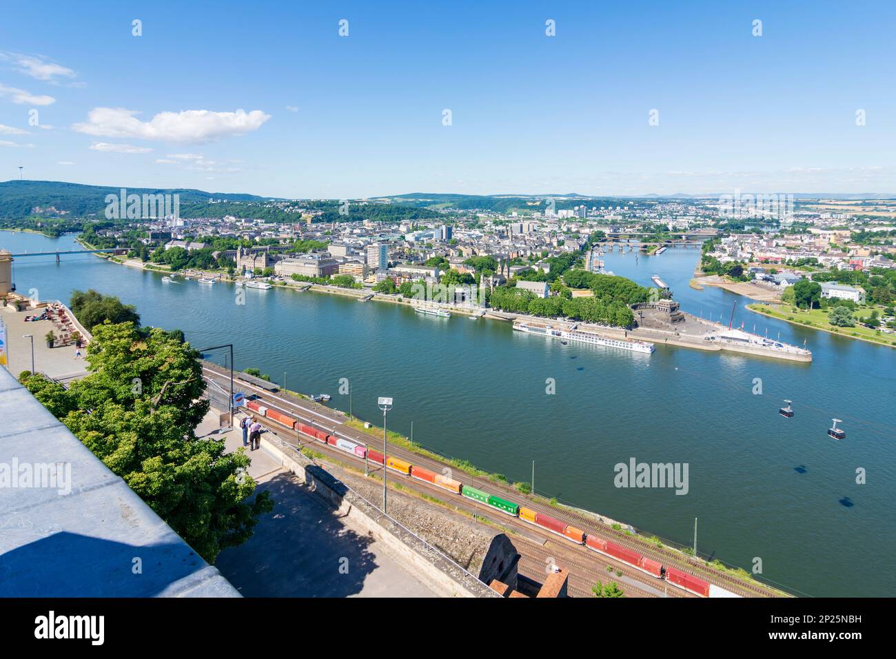 Koblenz: Vue de la forteresse d'Ehrenbreitstein à Deutsches Eck (« coin allemand ») est le nom d'un promontoire, où le fleuve de la Moselle rejoint le Rhin en R Banque D'Images