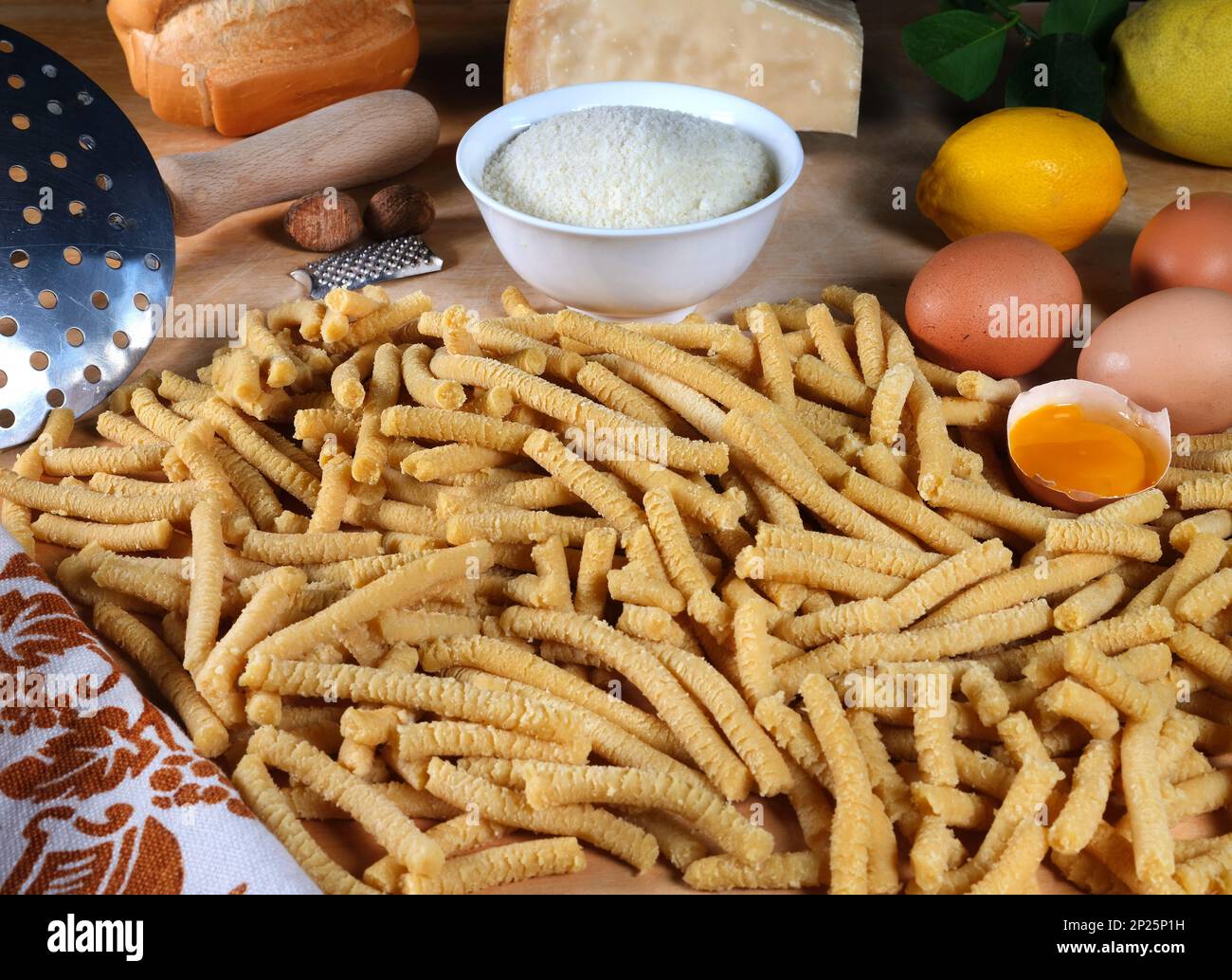 Le Passatelli est un plat traditionnel de pâtes de la région de la Romagne. Pain, fromage, œufs, zeste de citron, muscade, sel et poivre. Banque D'Images