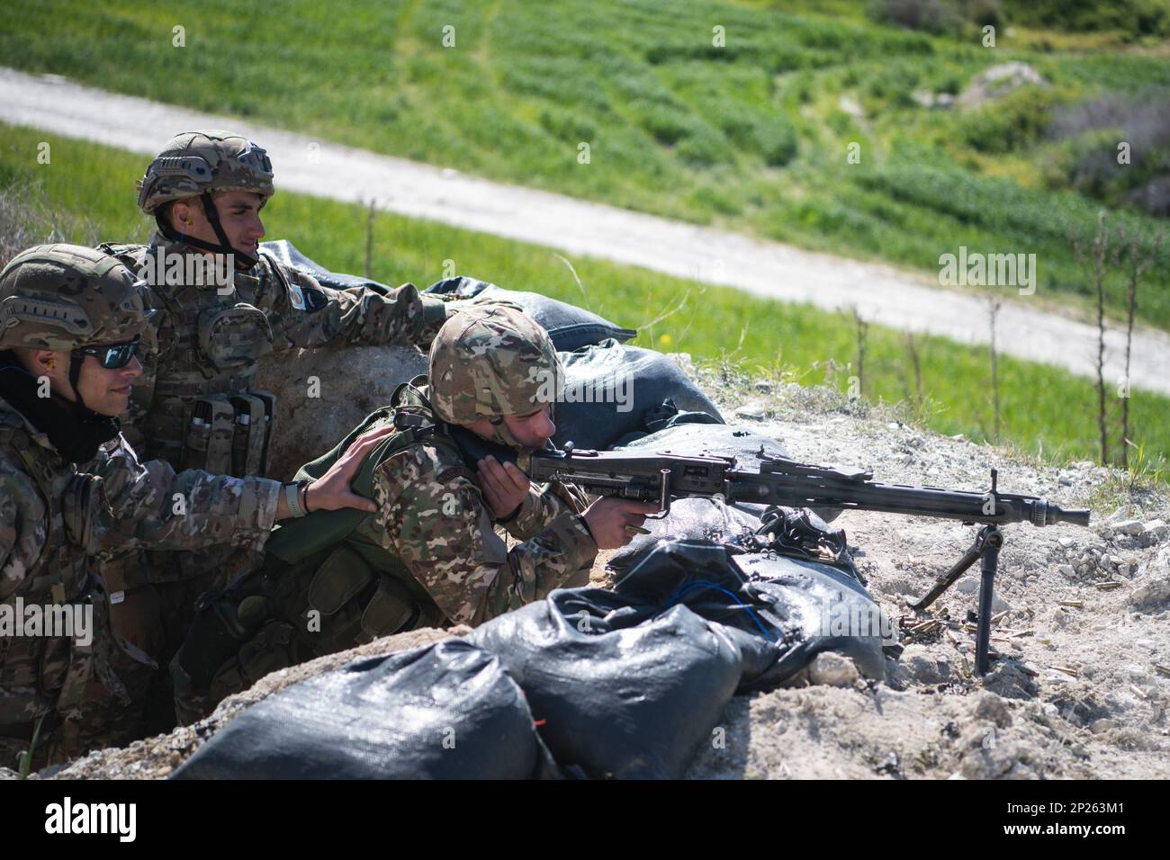 Les troupes chypriotes mènent une formation sur la maîtrise des armes en engageant des cibles avec un Mg3 dans un champ de tir à Larnaca, Chypre, le 17 février 2023, dans le cadre de l'exercice Silver Falcon 23. Silver Falcon 23 est un exercice bilatéral entre les États-Unis et Chypre, conçu pour améliorer l'interopérabilité entre les militaires des deux nations afin de s'assurer qu'ils sont prêts à toute éventualité, en particulier ceux qui impliquent une intervention en cas de crise et des opérations d'évacuation non combattantes. La Brigade aéroportée de 173rd est la U.S. La Force de réaction d'urgence de l'armée en Europe, qui fournit des forces rapidement déployables à l'Uni Banque D'Images