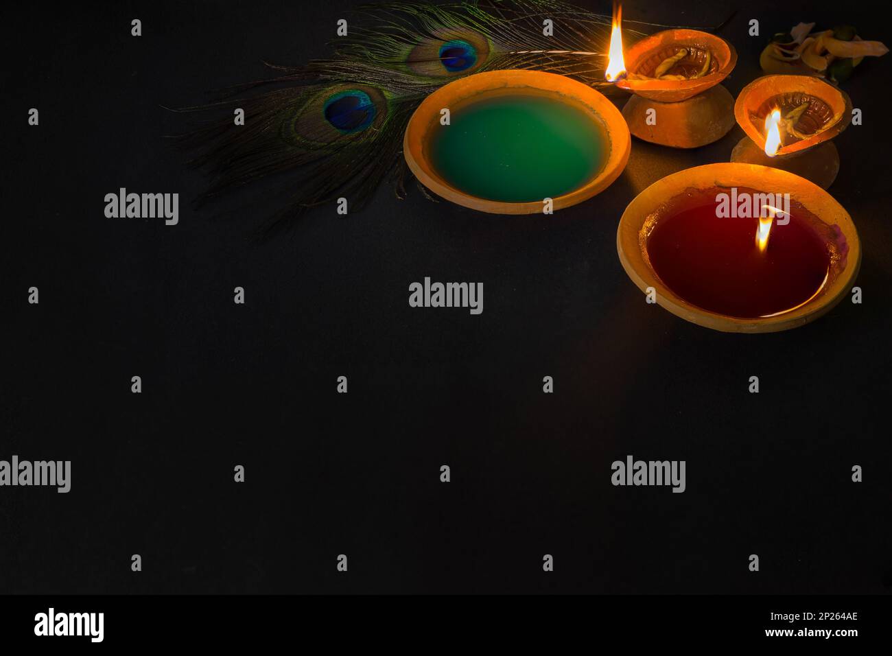 joyeux holi célébration avec des couleurs et la plume de paon symbolisant le dieu hindou krishna. Holi ou dol yatra est largement célébré dans toute l'inde comme festival Banque D'Images