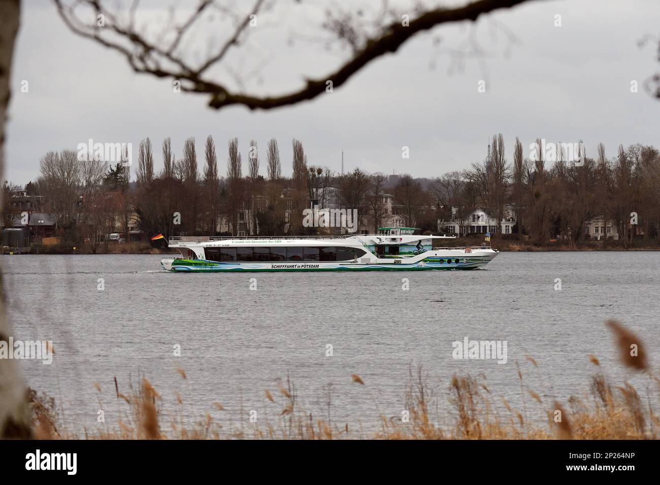 Potsdam, Allemagne. 04th mars 2023. La flotte blanche commence avec le bateau 'Schwielowswee' sur la Havel les visites du château dans la nouvelle saison. Crédit : Michael Bahlo/dpa/Alay Live News Banque D'Images