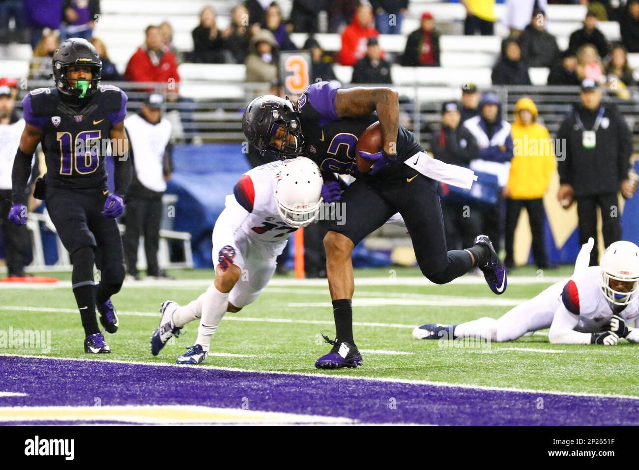 October 31, 2015: Washington's Joshua Perkins (82) is hit by Arizona's Jace Whittaker (17) as he scores one of Washington's touchdowns during a game between the Arizona Wildcats and Washington Huskies at Husky Stadium in Seattle, WA on October 31, 2015. Washington defeated Arizona 49-3. Sean Brown/CSM (Cal Sport Media via AP Images) Banque D'Images