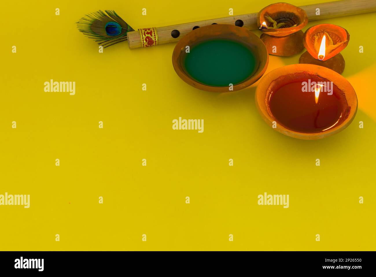 joyeux holi célébration avec des couleurs, une lampe d'argile et la plume de paon symbolisant le dieu hindou krishna. Holi ou dol yatra est largement célébré dans toute l'inde A. Banque D'Images