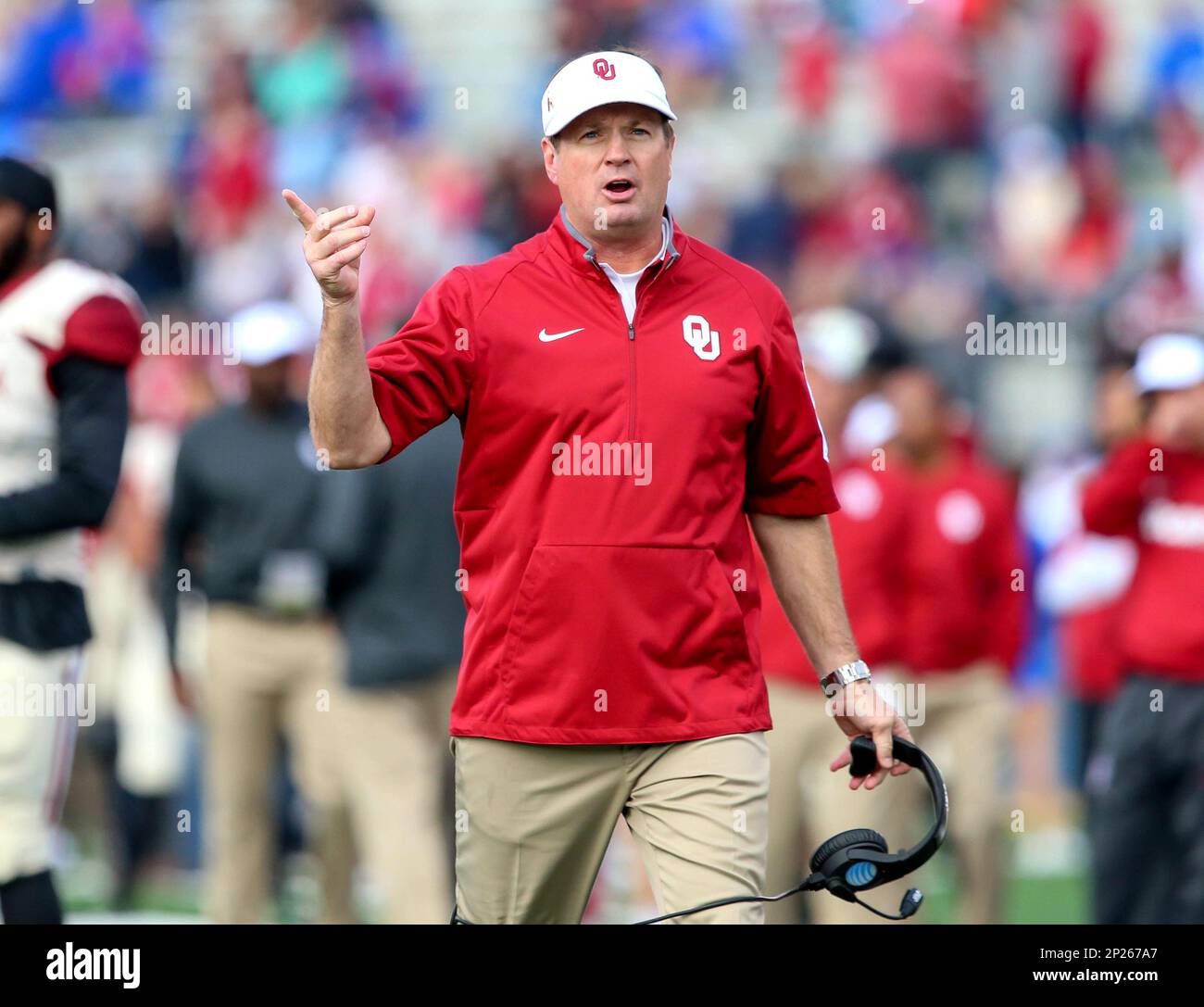 31 October 2015: Oklahoma Sooners head coach Bob Stoops reacts to a call during a NCAA football game between the Oklahoma Sooners and the Kansas Jayhawks played at Memorial Stadium in Lawrence, KS. (Photo by Steve Nurenberg/Icon Sportswire) (Icon Sportswire via AP Images) Banque D'Images