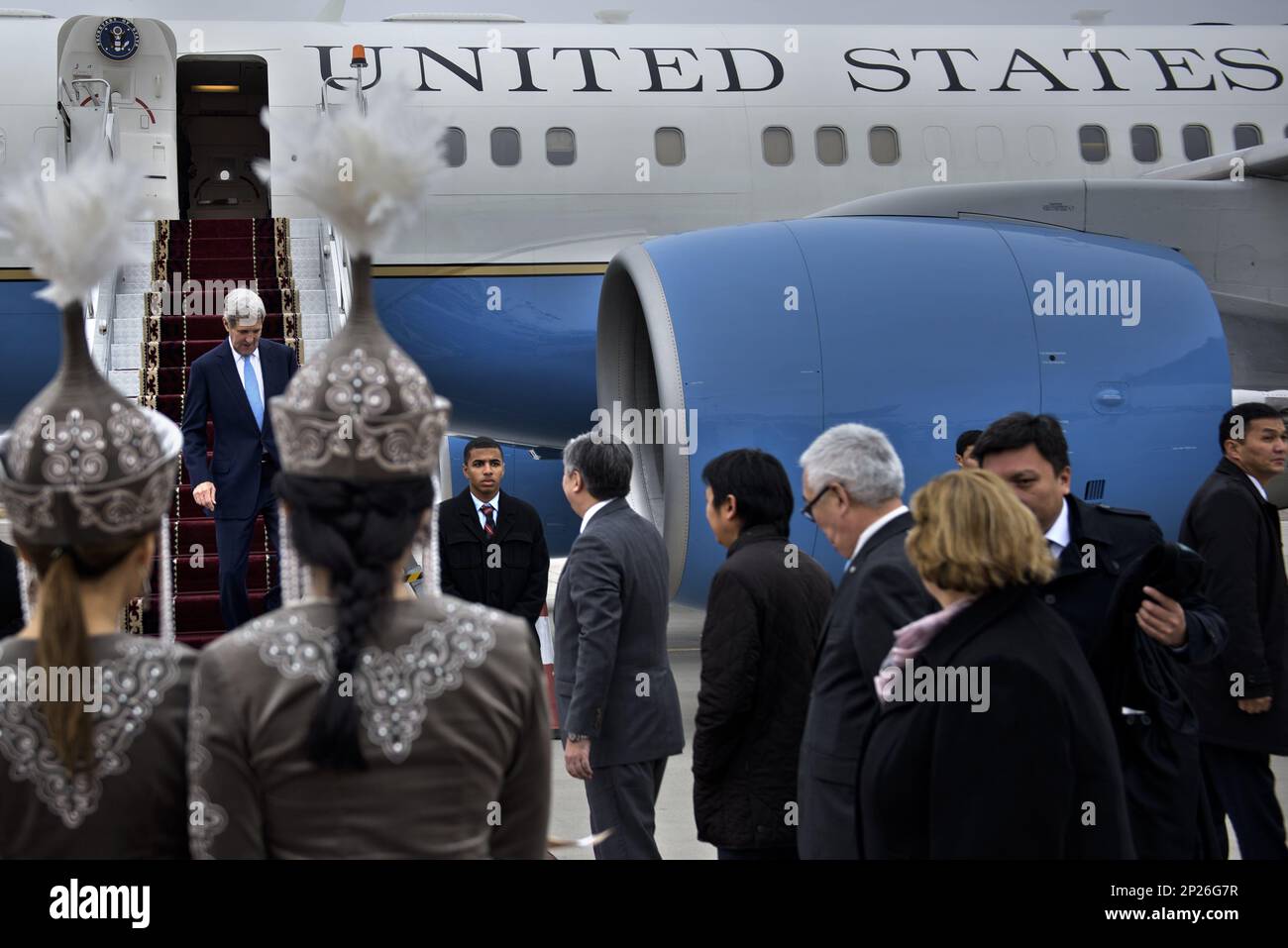 US Secretary of State John Kerry arrives at Manas International Airport in Bishkek, Kyrgyzstan on Saturday, Oct. 31, 2015. Kerry is on an official visit to the central Asian nations. (Brendan Smialowski/Pool Photo via AP) Banque D'Images
