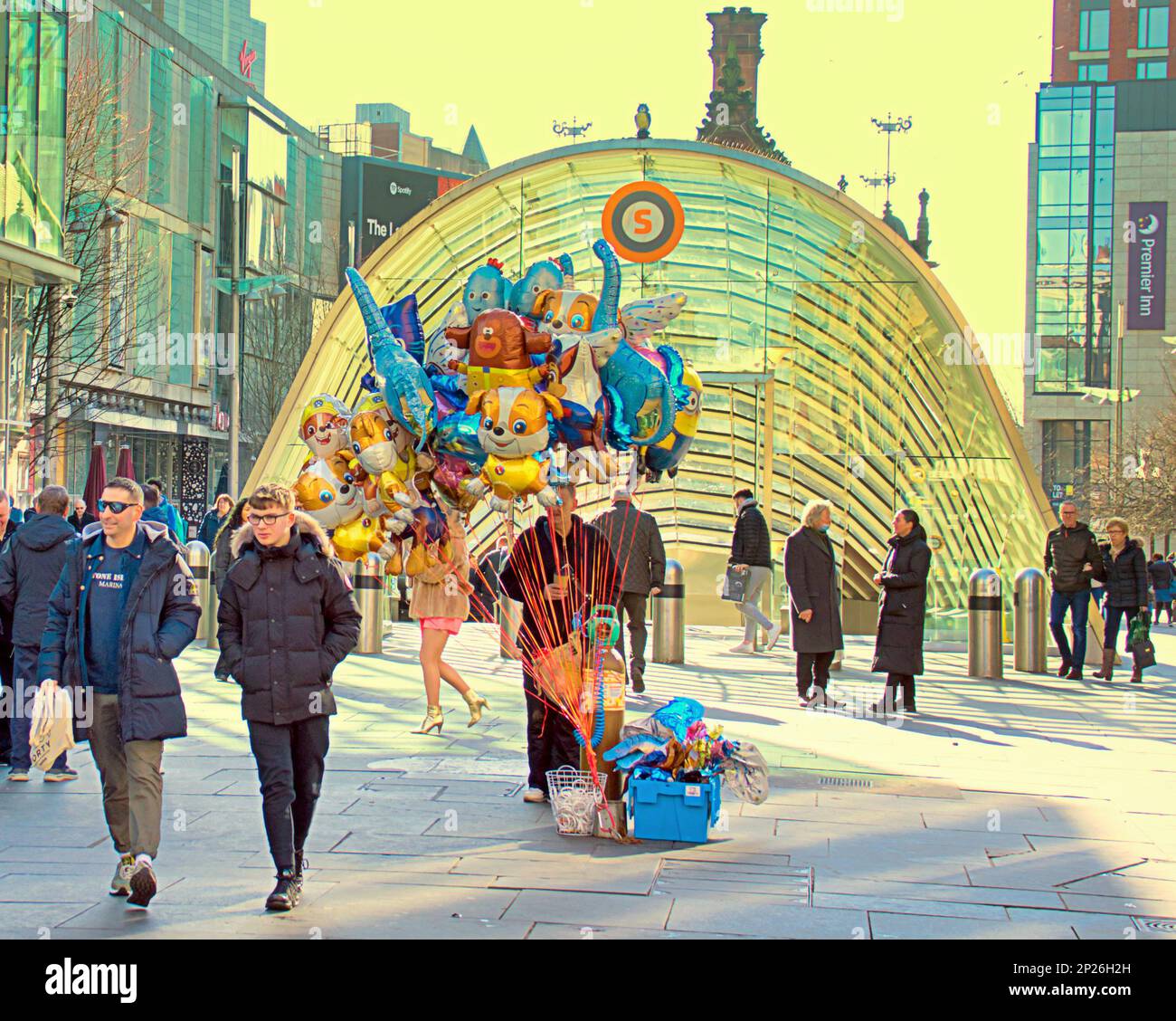 Glasgow, Écosse, Royaume-Uni 4th mars 2023. Météo au Royaume-Uni : le soleil de printemps a vu les habitants descendre dans les rues en prévision de l'été. Le style Mile à l'entrée du métro St enoch vendeur de ballons. Crédit Gerard Ferry/Alay Live News Banque D'Images