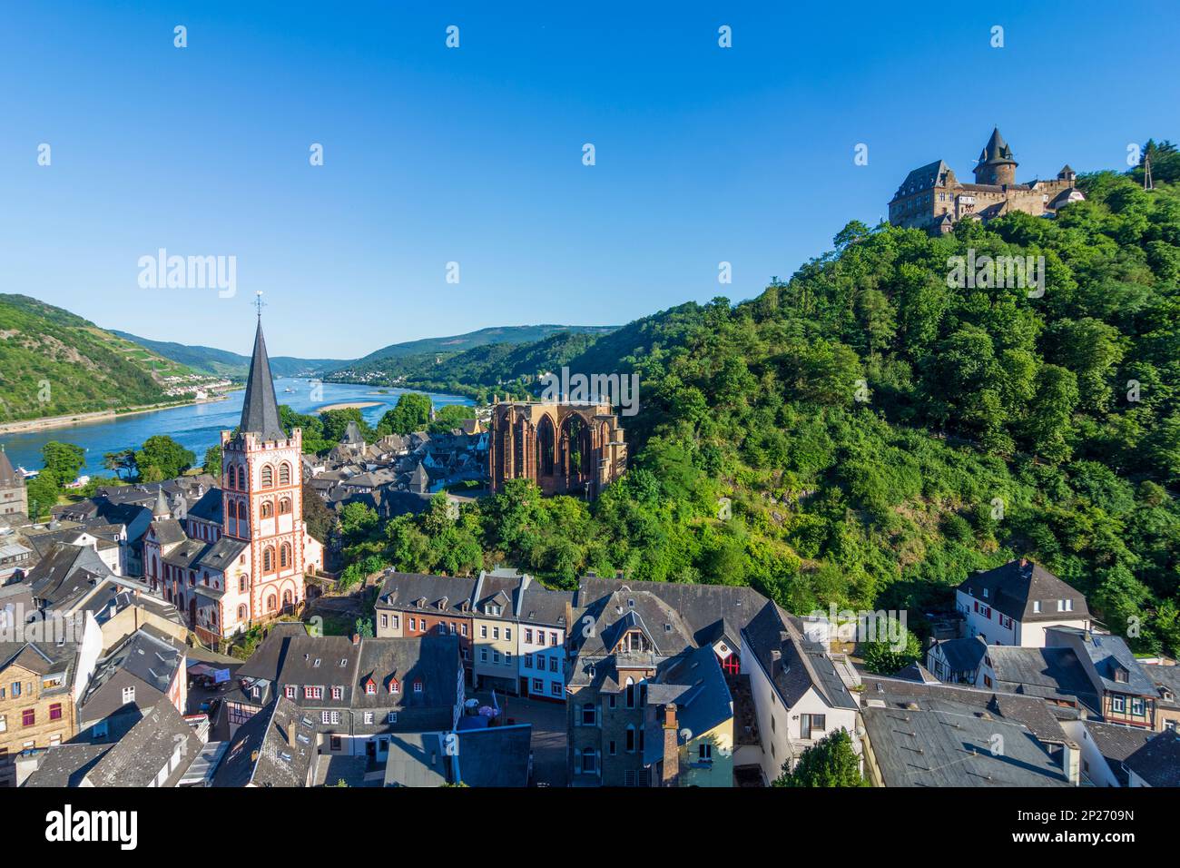 Bacharach: Vue sur la vieille ville de Bacharach avec église St. Pierre, Ruin Wernerkapelle, Château de Stahleck, Rhin (Rhin) à Rheintal, Rheinland-Pfalz, RH Banque D'Images Bacharach: Vue sur la vieille ville de Bacharach avec église St. Pierre, Ruin Wernerkapelle, Château de Stahleck, Rhin (Rhin) à Rheintal, Rheinland-Pfalz, RH Banque D'Images