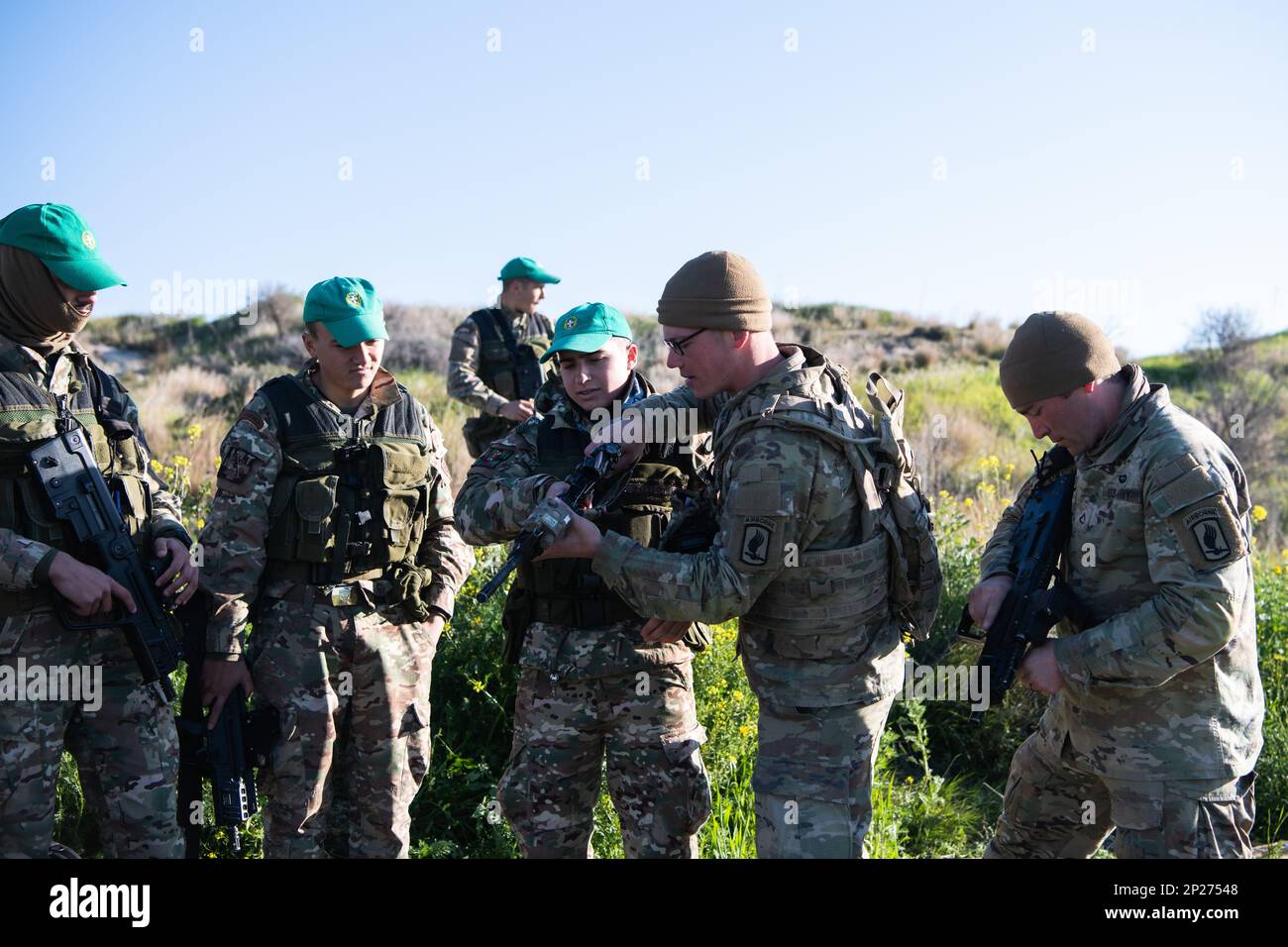 ÉTATS-UNIS Les parachutistes de l'armée affectés au 2nd Bataillon, 503rd Airborne Infantry Regiment, 173rd Airborne Brigade montrent les M4A1s et vérifient le Tavor X95s avec les troupes chypriotes à Larnaca, Chypre, le 17 février 2023, dans le cadre de l'exercice Silver Falcon 23. Silver Falcon 23 est un exercice bilatéral entre les États-Unis et Chypre, conçu pour améliorer l'interopérabilité entre les militaires des deux nations afin de s'assurer qu'ils sont prêts à toute éventualité, en particulier ceux qui impliquent une intervention en cas de crise et des opérations d'évacuation non combattantes. La Brigade aéroportée de 173rd est la U.S. La relève d'urgence de l'armée Banque D'Images