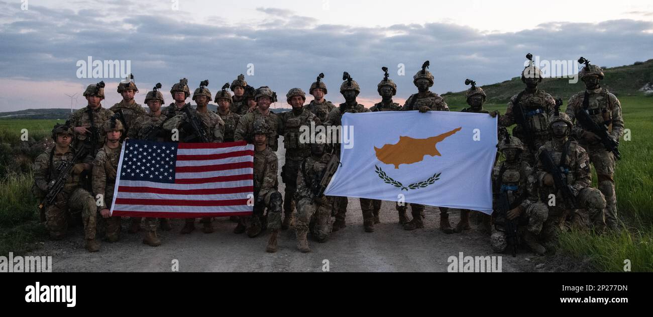 ÉTATS-UNIS Les parachutistes de l'armée affectés au 2nd Bataillon, 503rd Airborne Infantry Regiment, 173rd Airborne Brigade se tiennent aux côtés des troupes chypriotes pour une photo après un exercice d'incendie à blanc au niveau de l'équipe de force sur la force à Larnaca (Chypre), le 16 février 2023, dans le cadre de l'exercice Silver Falcon 23. Silver Falcon 23 est un exercice bilatéral entre les États-Unis et Chypre, conçu pour améliorer l'interopérabilité entre les militaires des deux nations afin de s'assurer qu'ils sont prêts à toute éventualité, en particulier ceux qui impliquent une intervention en cas de crise et des opérations d'évacuation non combattantes. La Brigade aéroportée de 173rd Banque D'Images