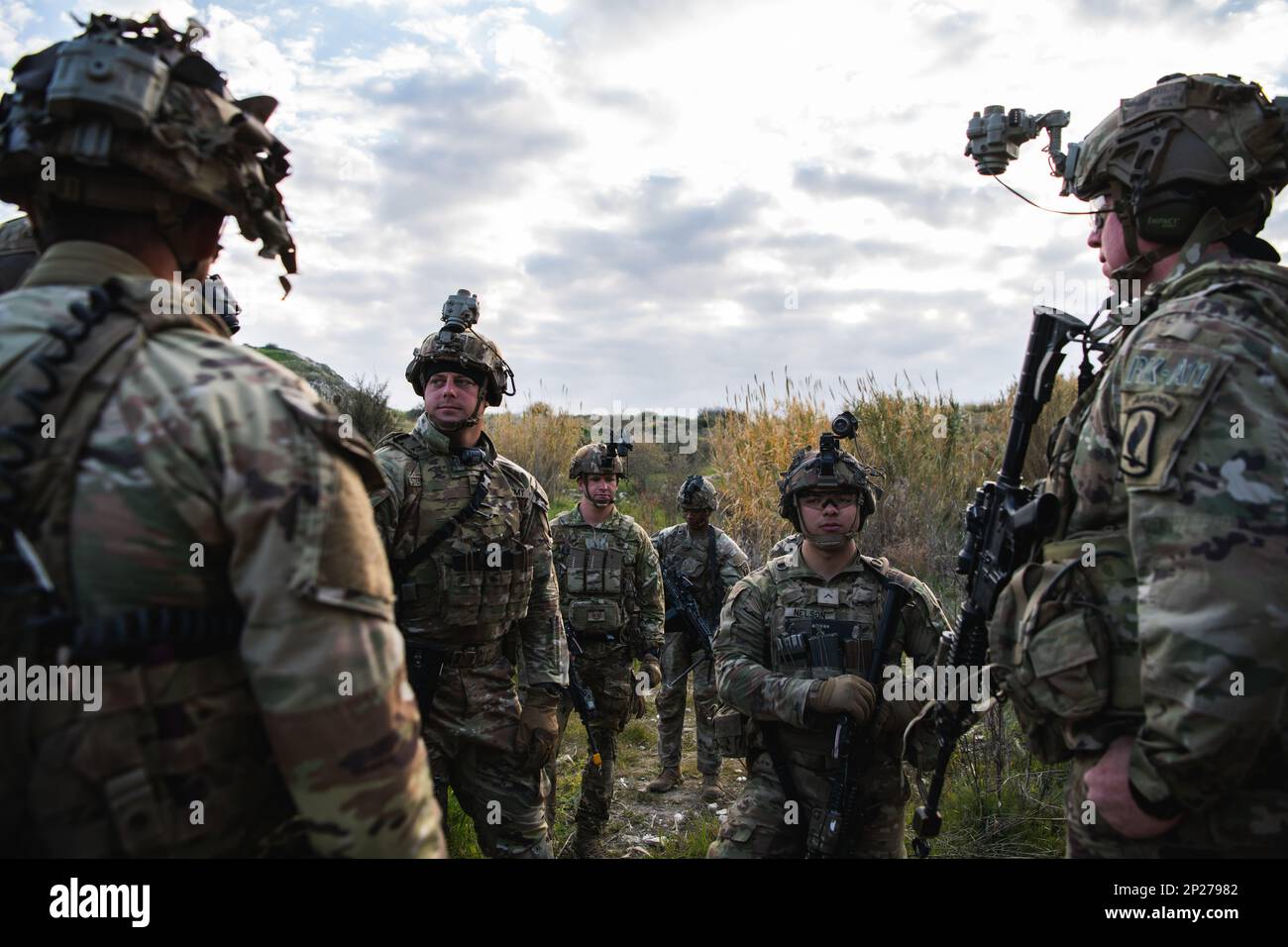 ÉTATS-UNIS Les parachutistes de l'armée affectés au 2nd Bataillon, 503rd Airborne Infantry Regiment, 173rd Airborne Brigade se préparent à commencer une patrouille lors d'un exercice de tir à blanc au niveau de l'équipe de force sur la force avec les troupes chypriotes à Larnaca (Chypre), le 16 février 2023, dans le cadre de l'exercice Silver Falcon 23. Silver Falcon 23 est un exercice bilatéral entre les États-Unis et Chypre, conçu pour améliorer l'interopérabilité entre les militaires des deux nations afin de s'assurer qu'ils sont prêts à toute éventualité, en particulier ceux qui impliquent une intervention en cas de crise et des opérations d'évacuation non combattantes. La BRI aéroportée 173rd Banque D'Images