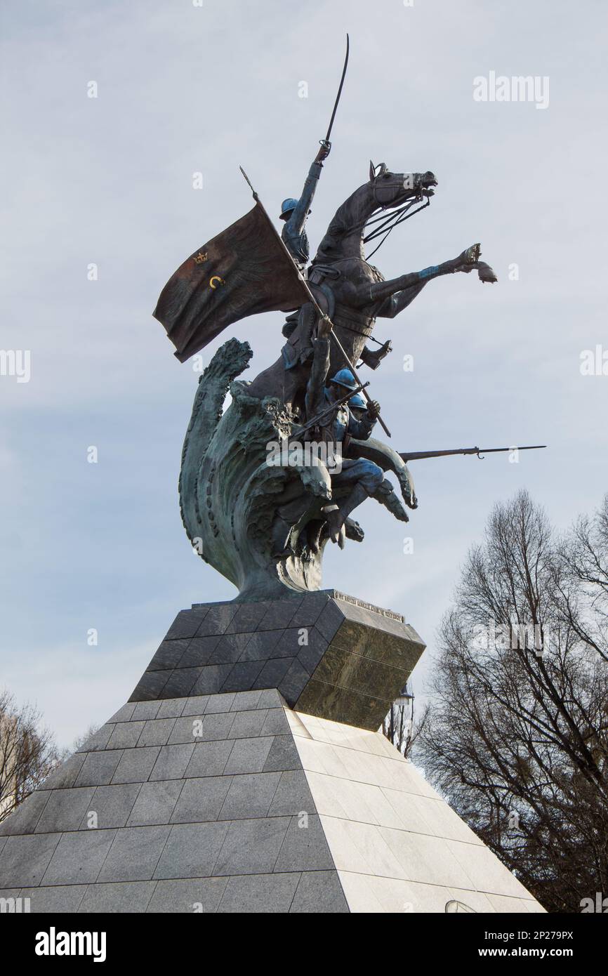 Une statue monumentale à Varsovie avec un homme sur un cheval Banque D'Images