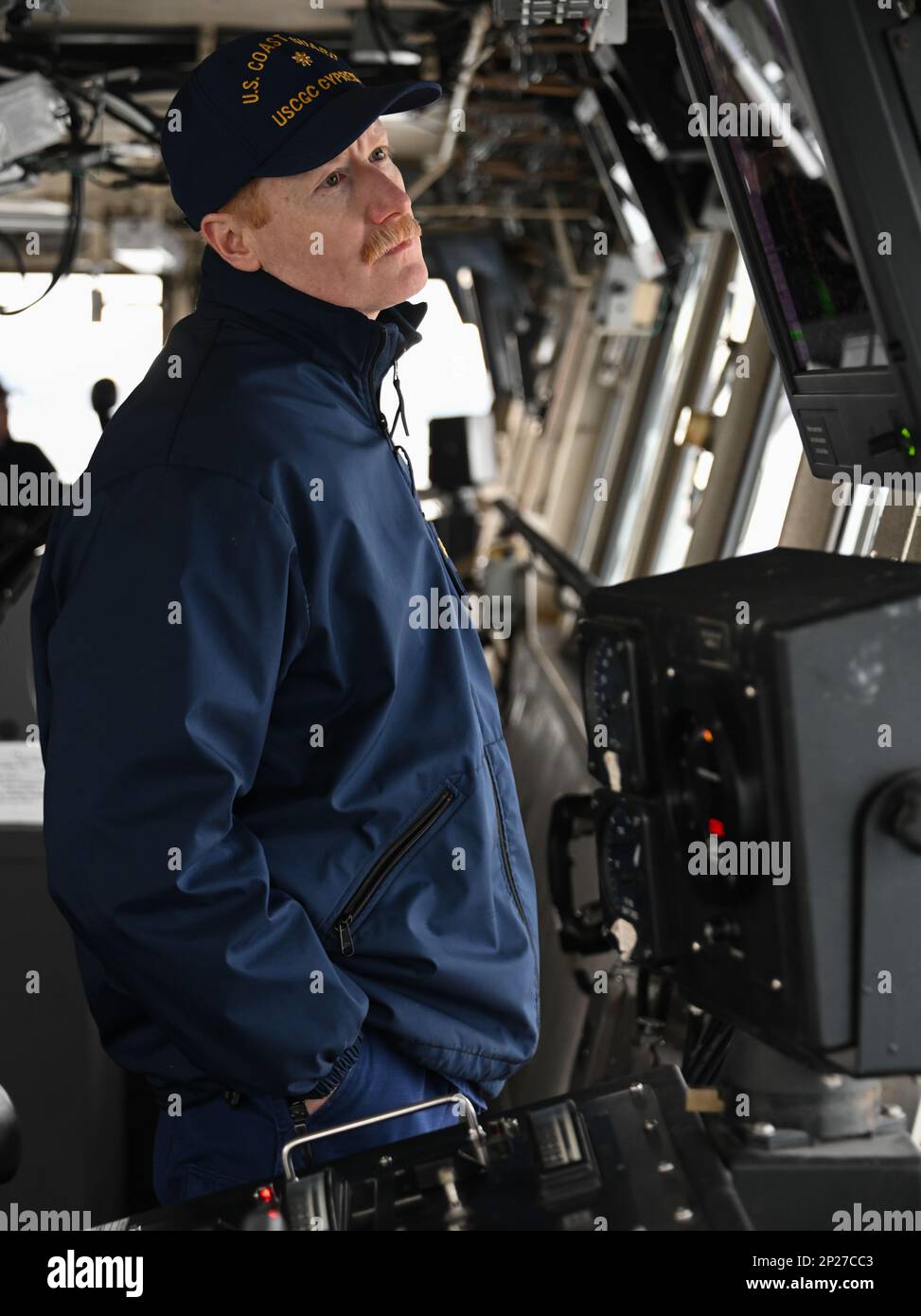 Cmdr. Lt. Daniel Davis, commandant de la Garde côtière Cutter Cypress, pilote l'appel d'offres de 225 pieds de la classe Juniper au large de la côte de Kodiak, en Alaska, le 11 janvier 2023. M. Davis s'est enrôlisé dans la Garde côtière en 1998 et a servi à bord de la Garde côtière Cutters Mellon, Midgett et Legare, et a été instructeur à l'École d'armes et de génie de la Garde côtière au Centre d'entraînement de la Garde côtière Yorktown. ÉTATS-UNIS Photo de la Garde côtière par Petty Officer 3rd classe Ian Gray. Banque D'Images