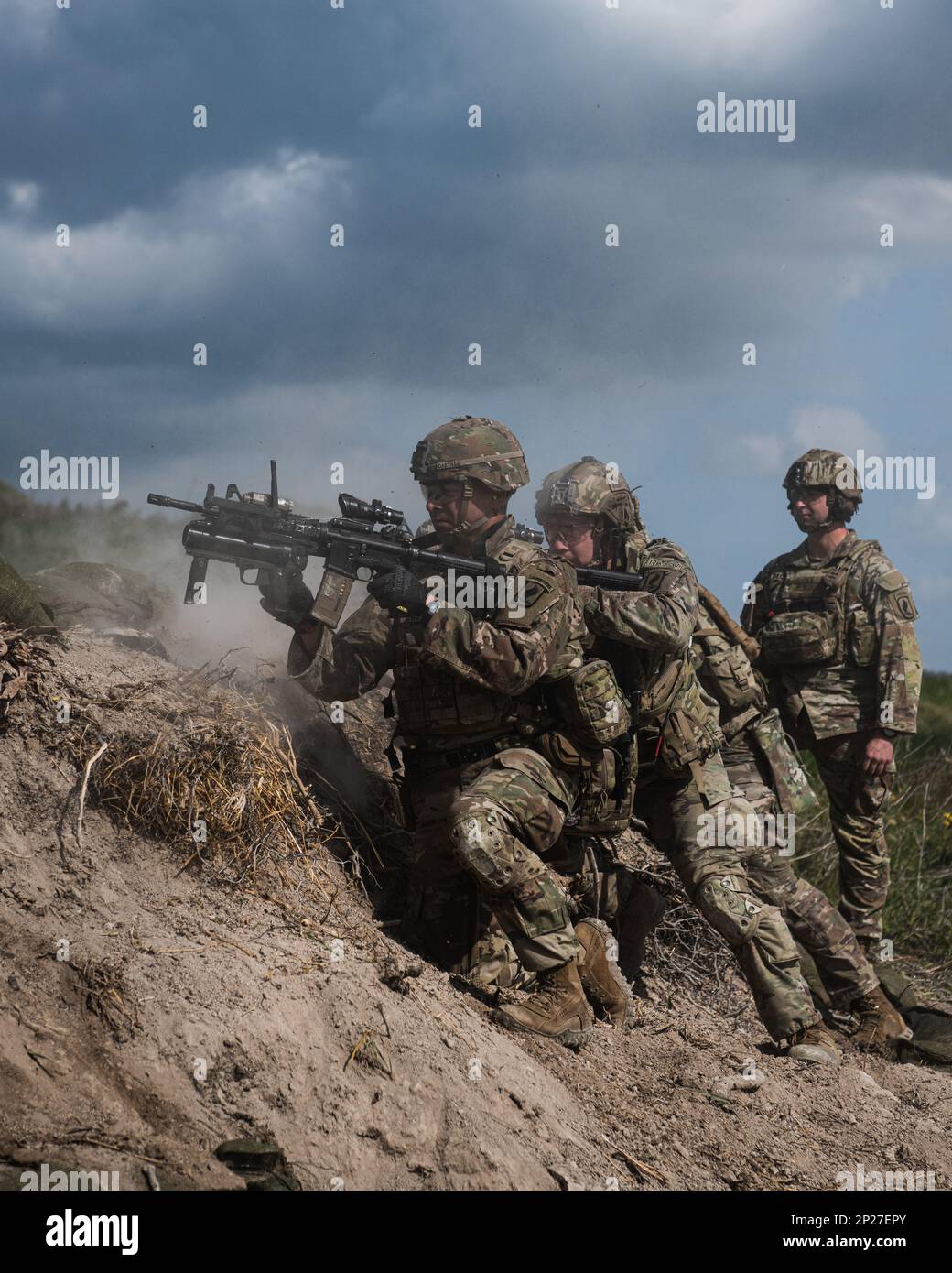A ÉTATS-UNIS Le parachutiste de l'armée affecté au 2nd Bataillon, 503rd Airborne Infantry Regiment, 173rd Airborne Brigade engage des cibles avec un lanceur de grenade M320 lors d'un exercice de tir en direct au niveau de l'équipe à Larnaca, Chypre, le 14 février 2023, dans le cadre de l'exercice Silver Falcon 23. Silver Falcon 23 est un exercice bilatéral entre les États-Unis et Chypre, conçu pour améliorer l'interopérabilité entre les militaires des deux nations afin de s'assurer qu'ils sont prêts à toute éventualité, en particulier ceux qui impliquent une intervention en cas de crise et des opérations d'évacuation non combattantes. La Brigade aéroportée de 173rd est la U.S. Banque D'Images