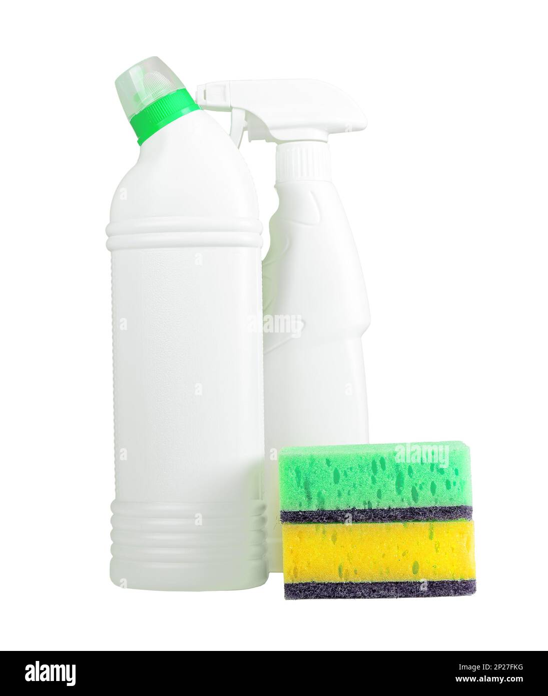Détergents chimiques de nettoyage, liquides, gels dans des bouteilles en plastique vierges et éponges de lavage isolées sur fond blanc. Banque D'Images