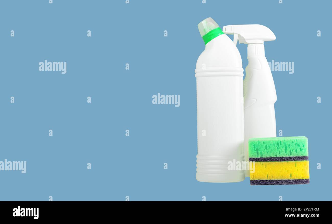 Détergents chimiques de nettoyage dans des bouteilles en plastique blanc et des éponges de lavage. Arrière-plan de la bannière publicitaire avec espace de copie pour le texte. Banque D'Images