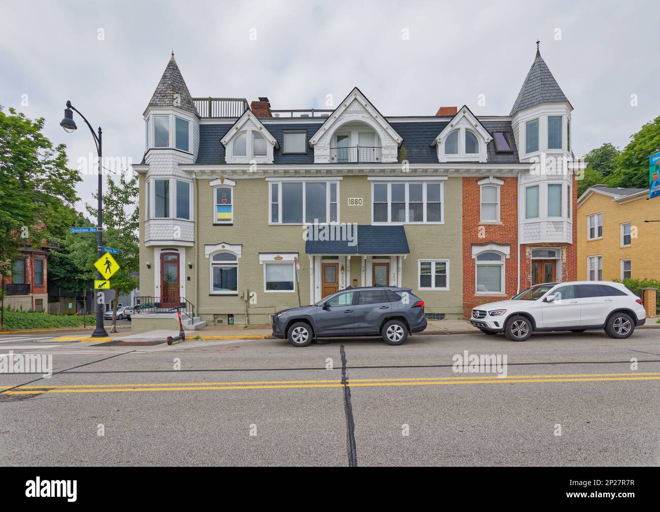 Pittsburgh Mount Washington : maisons en briques colorées en dortoirs bordent l'avenue Grandview, principalement sur le côté sud de la rue à deux voies. Banque D'Images