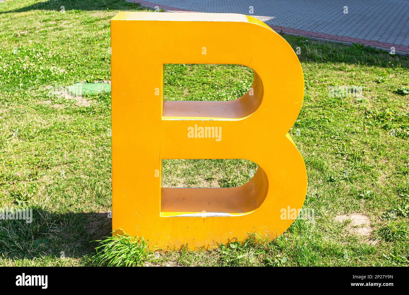 La mise en page de la lettre B est située sur l'herbe verte en été Banque D'Images