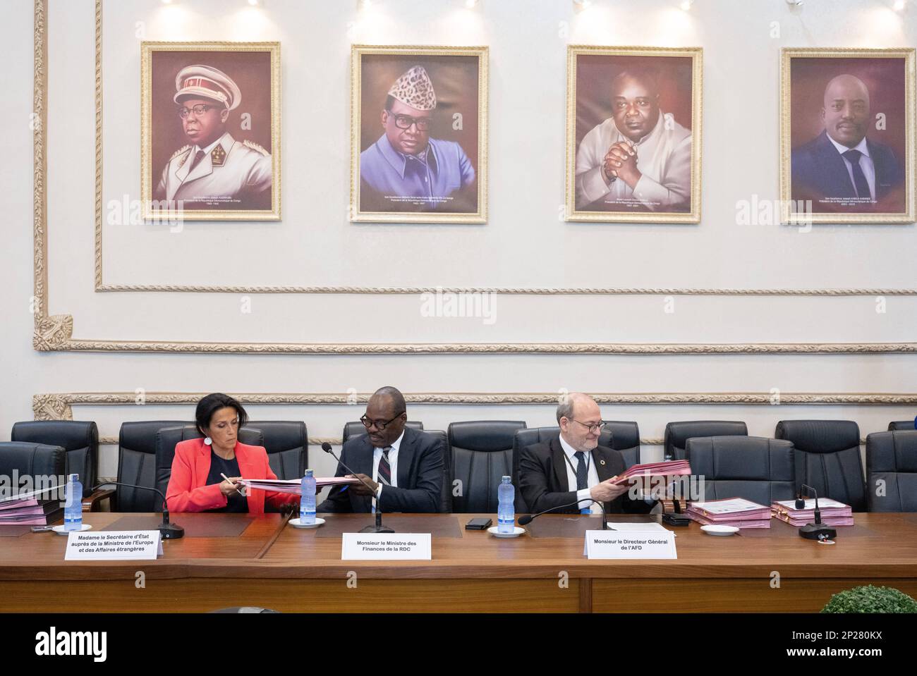 Signature d'une lettre d'intention avec la ministre française des Sports, Amelie Oudea Castera, Nicolas Kazadi et Remy Rioux lors de la rencontre d'Emmanuel Macron et Felix Tshisekedi à Kinshasa. Le président de la République démocratique du Congo, Felix Tshisekedi, et le président français, Emmanuel Macron, prononcera un discours lors d'une conférence de presse au palais de la nation, à Kinshasa, en République démocratique du Congo, sur le 04 mars 2023. Photo de Jacques Witt/Pool/ABACAPRESS.COM crédit: Abaca Press/Alay Live News Banque D'Images