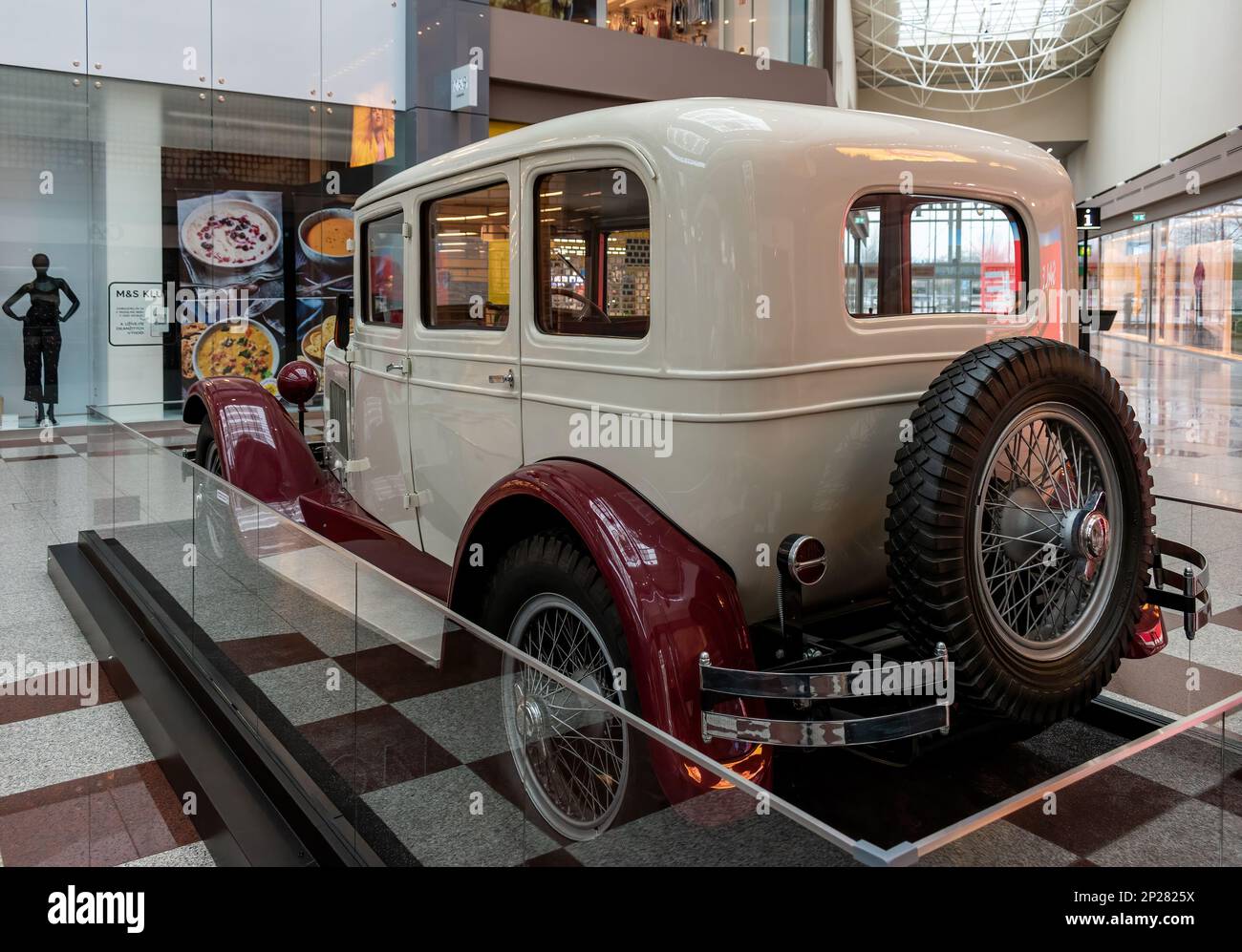 Olympia Centre, l'exposition des voitures et motos historiques de la marque Skoda. Oldtimer Skoda 4R construit en 1930, vue arrière Banque D'Images