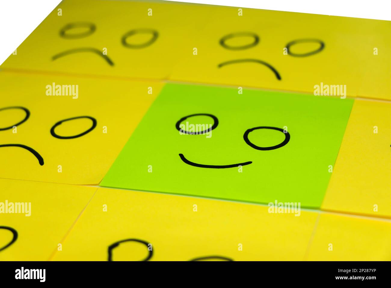 Attitude positive et concept heureux. Main a dessiné Un visage sourire et une émotion triste sur l'arrière-plan Sticky Note. Banque D'Images