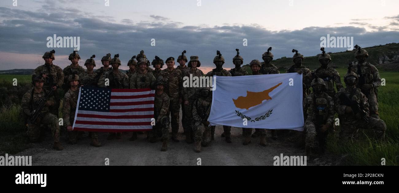 Major général Jessica Meyeraan, États-Unis Le Directeur européen des exercices et des évaluations et le Lgén Dimokritos Zervakis, le Chef de la Défense de Chypre, se tiennent aux côtés des États-Unis Des parachutistes de l'armée affectés au 2nd Bataillon, 503rd Airborne Infantry Regiment, 173rd Brigade aéroportée et aux troupes chypriotes pour une photo après un exercice d'incendie à blanc au niveau de l'équipe de force sur la force à Larnaca, Chypre, le 16 février 2023, dans le cadre de l'exercice Silver Falcon 23. Silver Falcon 23 est un exercice bilatéral entre les États-Unis et Chypre, conçu pour améliorer l’interopérabilité entre les militaires des deux nations Banque D'Images