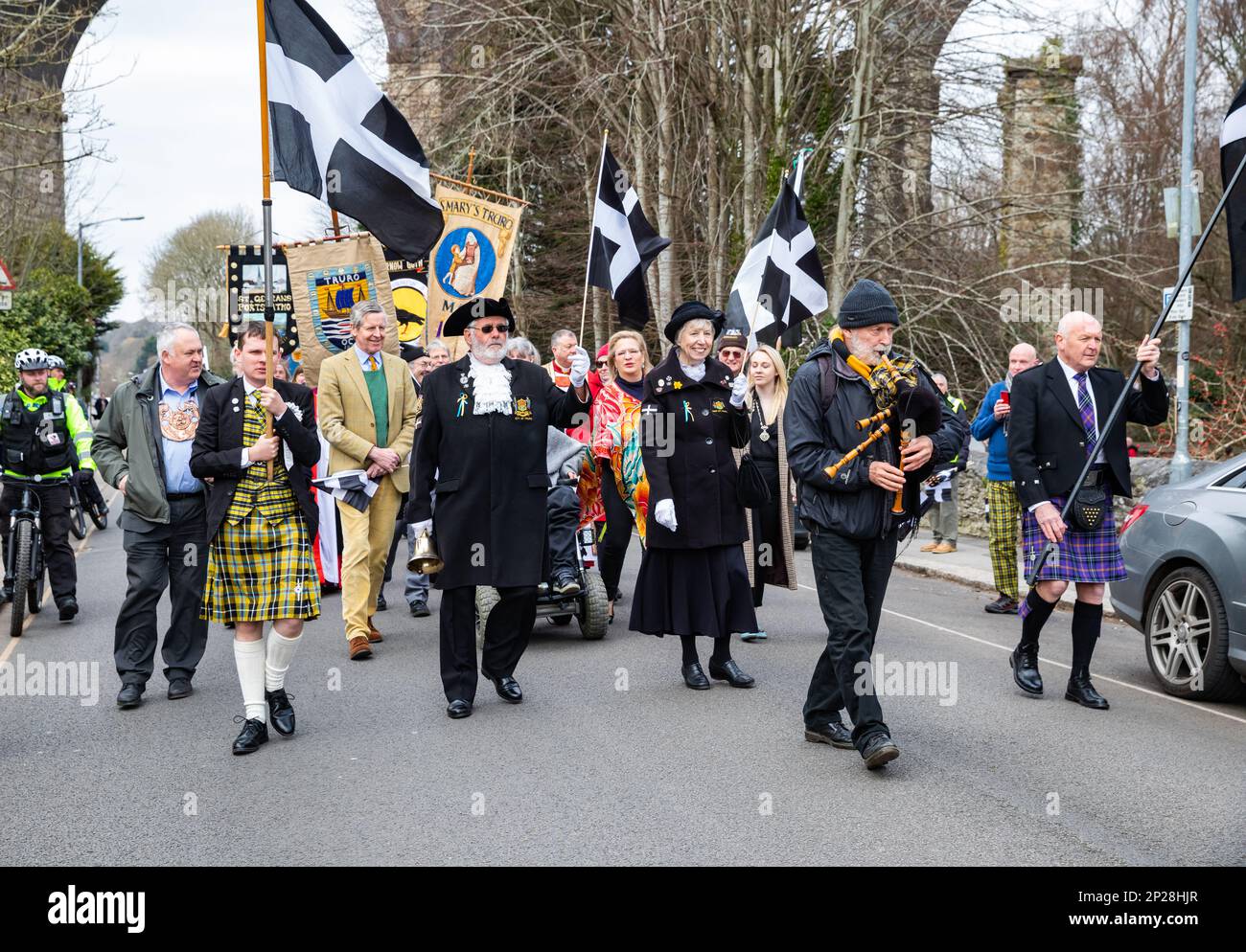 Truro, Cornouailles, Royaume-Uni, 4th mars 2023, la St Piran’s Day (Gool Peran à Cornish) est la journée du comté de Cornwall, qui a lieu le 5th mars de chaque année. La journée porte le nom d'un des saints patrons de Cornwall, Saint Piran, qui est aussi le Saint patron des mineurs d'étain. Les célébrations ont eu lieu sous la forme d'un défilé, de danse et de groupes de cuivres à travers le centre-ville avec un marché des fermiers.Credit:Keith Larby/Alamyl Live News Banque D'Images