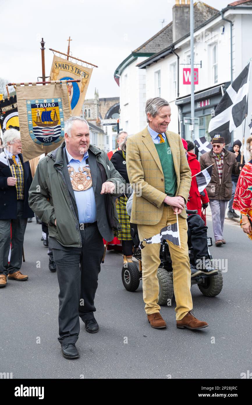 Truro, Cornouailles, Royaume-Uni, 4th mars 2023, la St Piran’s Day (Gool Peran à Cornish) est la journée du comté de Cornwall, qui a lieu le 5th mars de chaque année. La journée porte le nom d'un des saints patrons de Cornwall, Saint Piran, qui est aussi le Saint patron des mineurs d'étain. Les célébrations ont eu lieu sous la forme d'un défilé, de danse et de groupes de cuivres à travers le centre-ville avec un marché des fermiers.Credit:Keith Larby/Alamyl Live News Banque D'Images