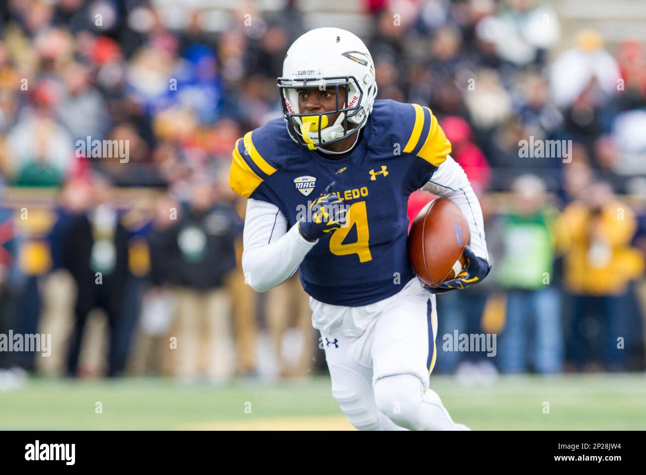 October 17, 2015: Toledo Rockets wide receiver Corey Jones (4) runs with the ball during game action between the Eastern Michigan Eagles and the Toledo Rockets (22/25) during a regular season game played at Glass Bowl Stadium in Toledo, Ohio. (Photo by Scott W. Grau/Icon Sportswire) (Icon Sportswire via AP Images) Banque D'Images