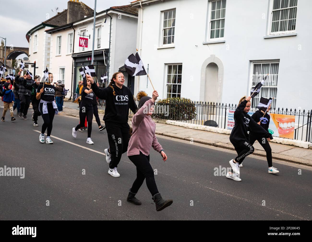 Truro, Cornouailles, Royaume-Uni, 4th mars 2023, la St Piran’s Day (Gool Peran à Cornish) est la journée du comté de Cornwall, qui a lieu le 5th mars de chaque année. La journée porte le nom d'un des saints patrons de Cornwall, Saint Piran, qui est aussi le Saint patron des mineurs d'étain. Les célébrations ont eu lieu sous la forme d'un défilé, de danse et de groupes de cuivres à travers le centre-ville avec un marché des fermiers.Credit:Keith Larby/Alamyl Live News Banque D'Images