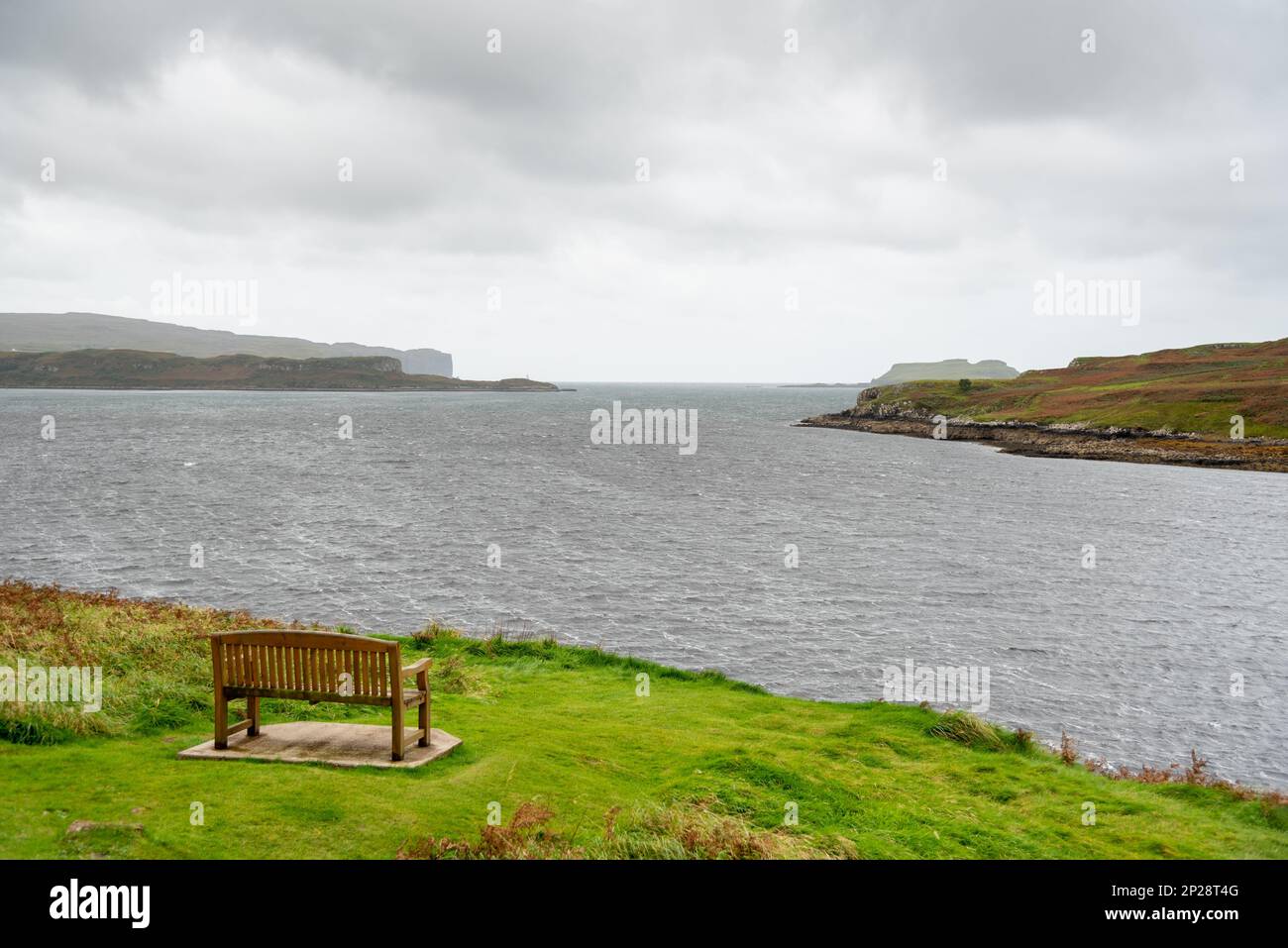 Asseyez-vous au bord du lac avec une vue sur le paysage dans les montagnes écossaises Banque D'Images