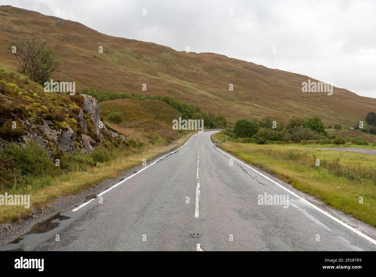 Paysage de route de montagne dans les Highlands écossais Banque D'Images