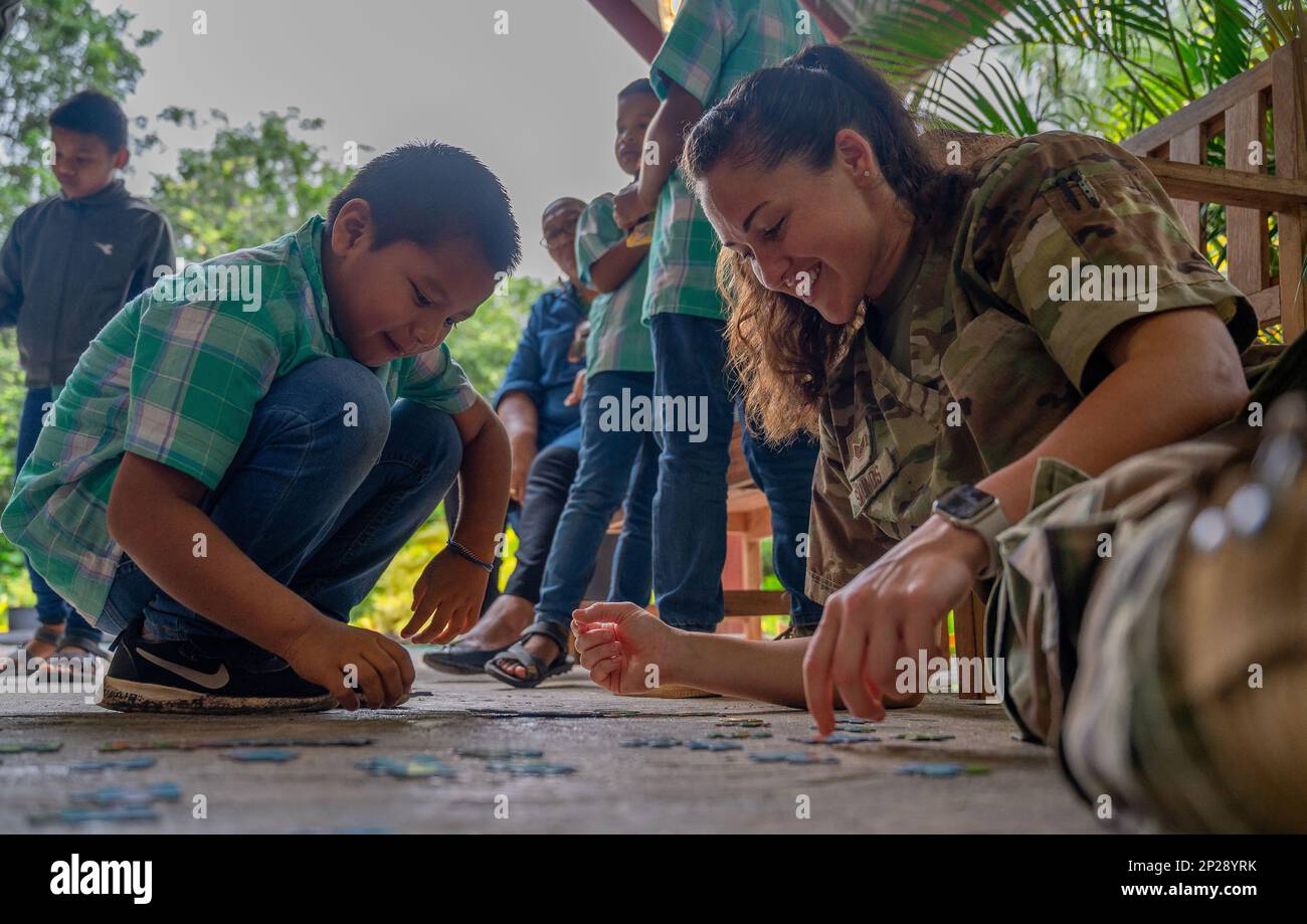 PARAMARIBO - ÉTATS-UNIS Le sergent d'état-major de la Force aérienne Courtney Saunds, escadron expéditionnaire de l'Air, officier de logistique médicale en charge, pose un puzzle avec un étudiant de l'école Johan Chelius à Redi Doti (Suriname), le 13 février 2023. Comme les étudiants étaient servis par des techniciens dentaires de l'équipe d'assistance médicale des Petites Antilles, d'autres membres de LAMAT ont pu s'engager avec eux à travers divers jeux et activités. Banque D'Images