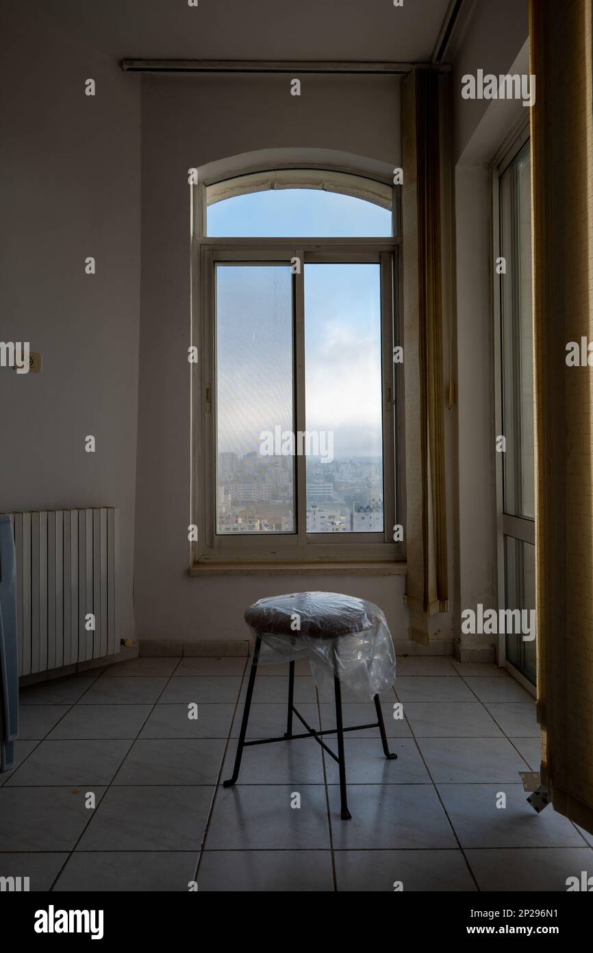 Vue panoramique sur Dawn dans un bâtiment haut avec bol à céréales sur la table noire Banque D'Images