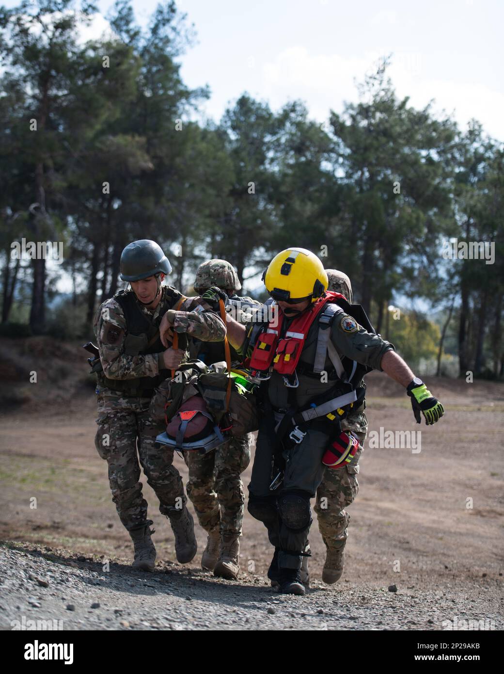 Les troupes chypriotes avec la Brigade blindée de 20th aident un parasecouriste chypriote de l'escadron de recherche et de sauvetage de 460th à transporter une victime simulée dans une zone d'atterrissage d'hélicoptère pour une évacuation médicale aérienne lors d'un exercice de soins aux victimes de combat tactique à Larnaca, Chypre, le 16 février 2023, Dans le cadre de l'exercice Silver Falcon 23. Silver Falcon 23 est un exercice bilatéral entre les États-Unis et Chypre, conçu pour améliorer l'interopérabilité entre les militaires des deux nations afin de s'assurer qu'ils sont prêts à toute éventualité, en particulier ceux qui impliquent une intervention de crise et des évacuations non combattantes Banque D'Images