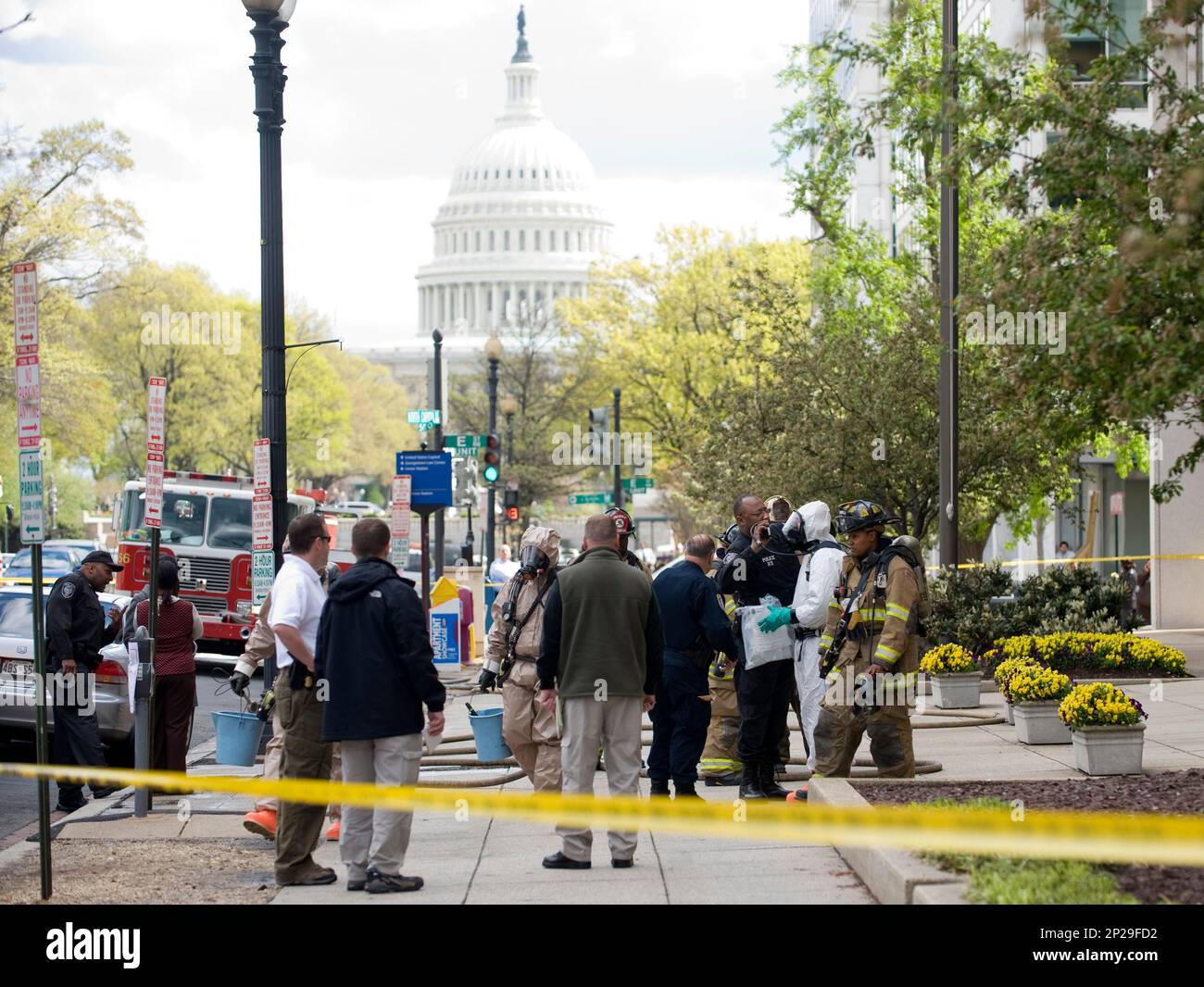 A DC Fire Department hazmat team carries a letter containing a suspicious powder out of the Hall of States building at 500 North Capitol St on Wednesday afternoon, April 22, 2009. (CQ Roll Call via AP Images) Banque D'Images