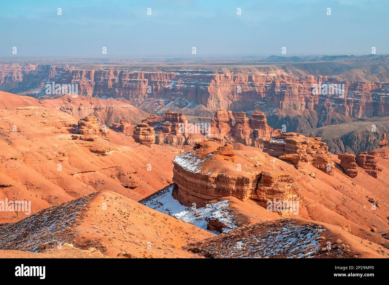 Vue panoramique sur le canyon de Charyn en hiver dans le parc national de Charyn, Kazakhstan Banque D'Images