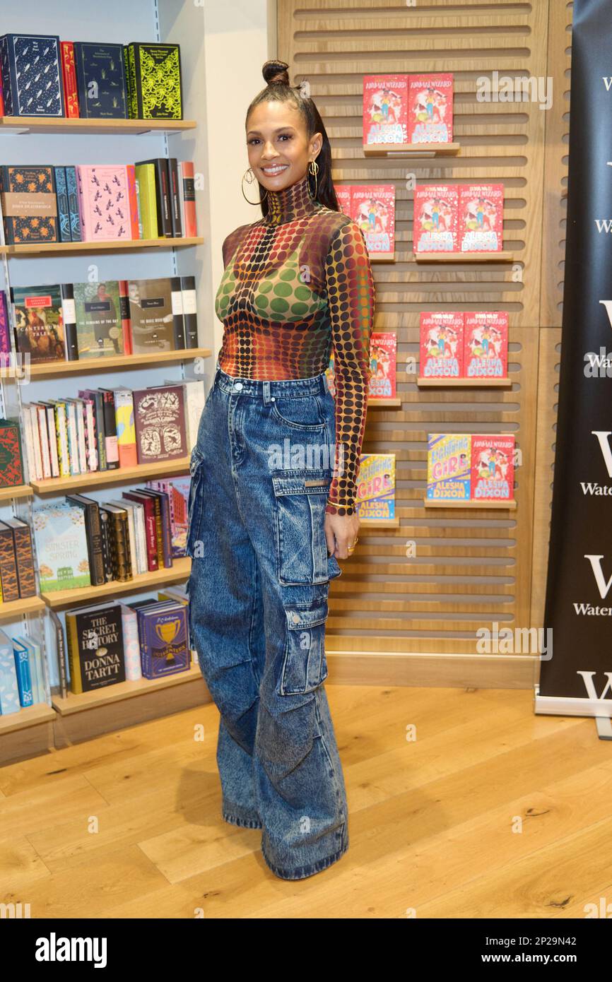 Londres, Royaume-Uni . 4 mars 2023 . Alesha Dixon assiste à un livre de signature à Waterstones tenu à la ville blanche de Westfield. Crédit : Alan D West/EMPICS/Alay Live News Banque D'Images