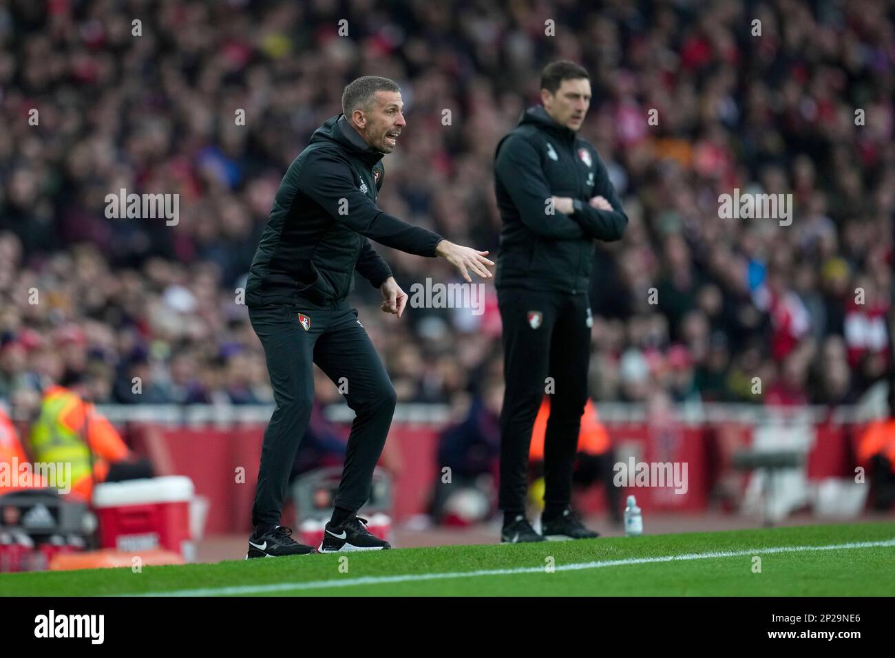 Bournemouth's head coach Gary O'Neil, left, gives instructions to his players during the English Premier League soccer match between Arsenal and Bournemouth at the Emirates stadium in London, England, Saturday, March 4, 2023. (AP Photo/Kin Cheung) Banque D'Images